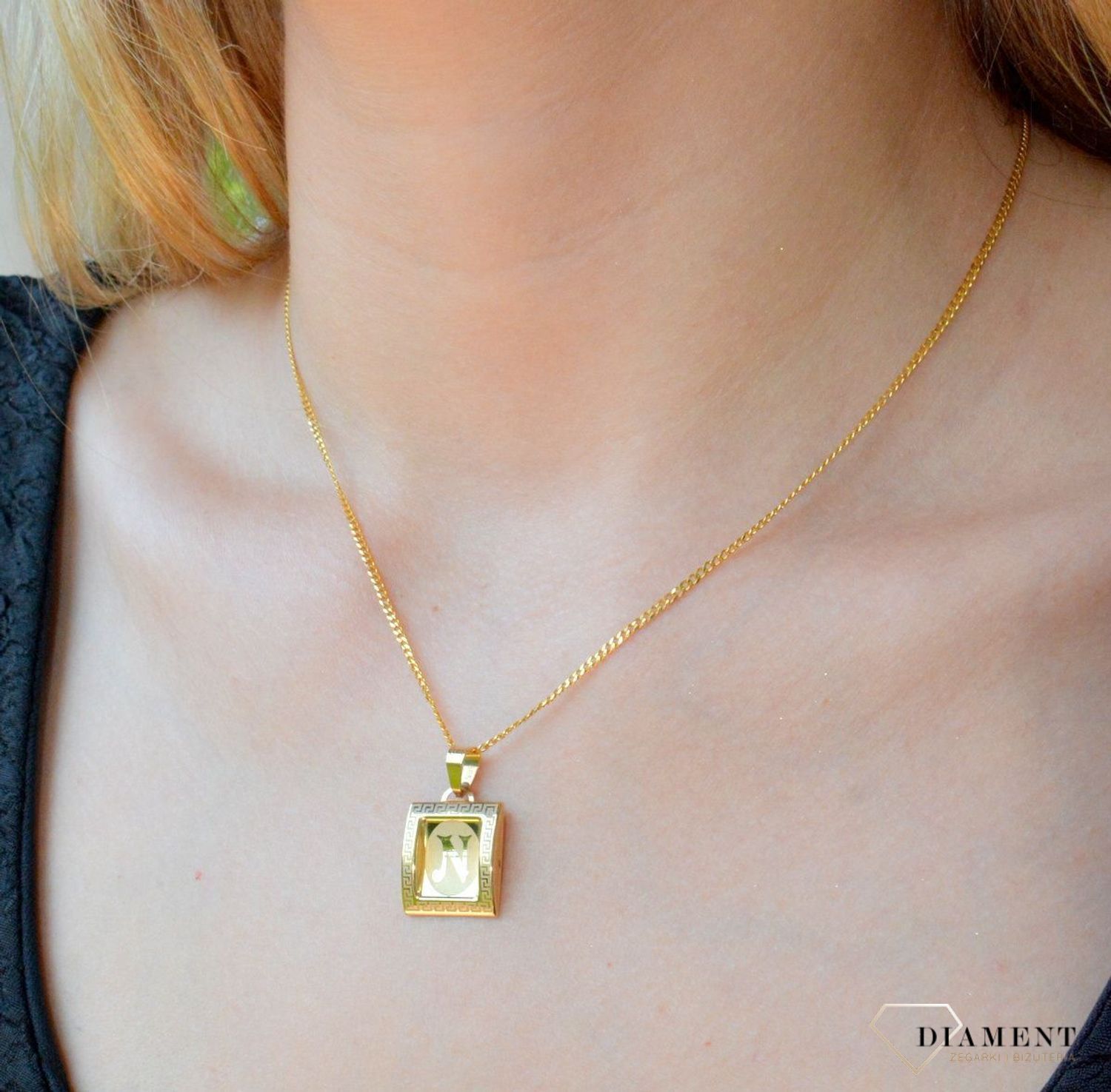 Złota zawieszka literka N na papirusie DIA-ZAW-10045-585. Wisiorek został wykonany z najwyższej jakości złota próby 585 na papirusie. Zawieszka złota literka. Złota literka N. Złoty wisiorek 585. Literka N do łańcuszka. Zawies.jpg