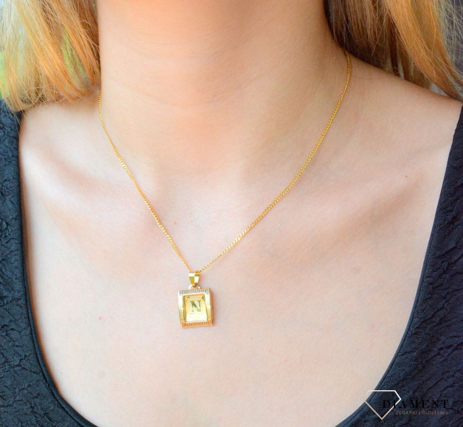 Złota zawieszka literka N na papirusie DIA-ZAW-10045-585. Wisiorek został wykonany z najwyższej jakości złota próby 585 na papirusie. Zawieszka złota literka. Złota literka N. Złoty wisiorek 585. Literka N do łańcuszka. Zawies.jpg