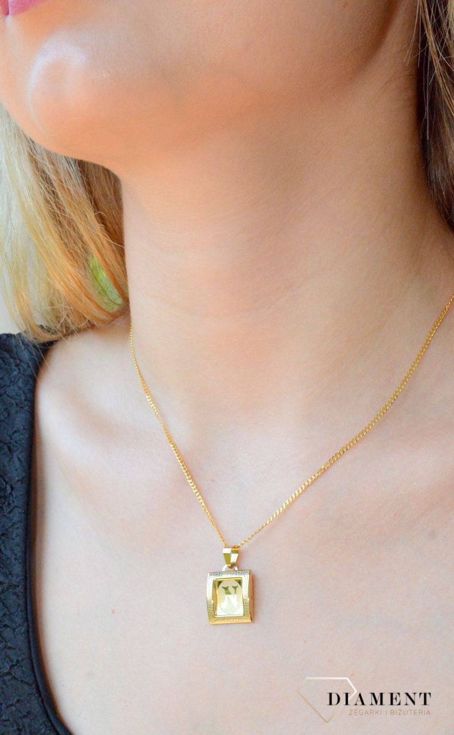 Złota zawieszka literka N na papirusie DIA-ZAW-10045-585. Wisiorek został wykonany z najwyższej jakości złota próby 585 na papirusie. Zawieszka złota literka. Złota literka N. Złoty wisiorek 585. Literka N do łańcuszka. Zawies.jpg