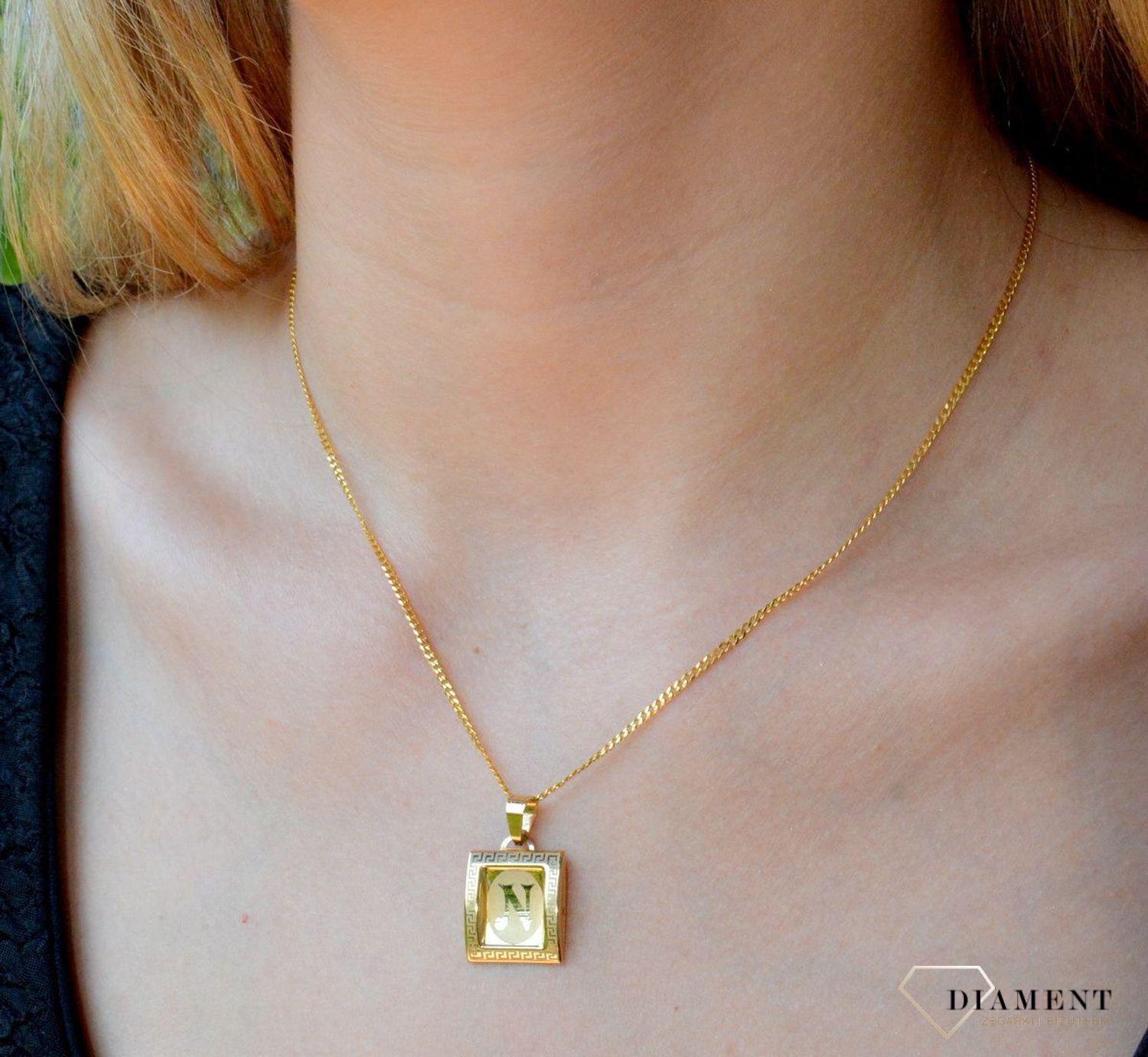 Złota zawieszka literka N na papirusie DIA-ZAW-10045-585. Wisiorek został wykonany z najwyższej jakości złota próby 585 na papirusie. Zawieszka złota literka. Złota literka N. Złoty wisiorek 585. Literka N do łańcuszka. Zawies.jpg