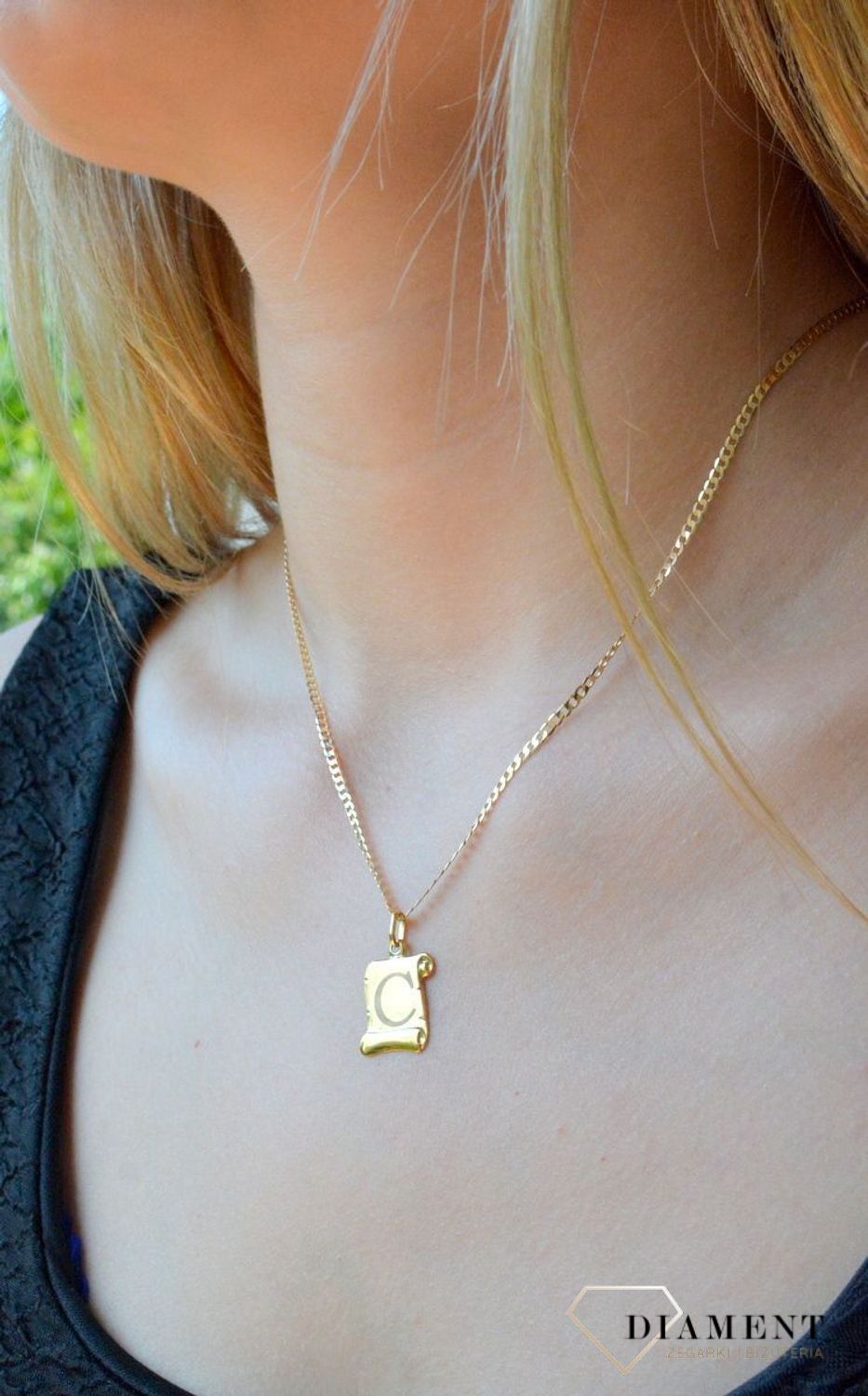 Złota zawieszka literka C na papirusie DIA-ZAW-10046-585. Wisiorek został wykonany z najwyższej jakości złota próby 585 na papirusie. Zawieszka złota literka. Złota literka C. Złoty wisiorek 585. Literka C do łańcuszka. Zawies.jpg