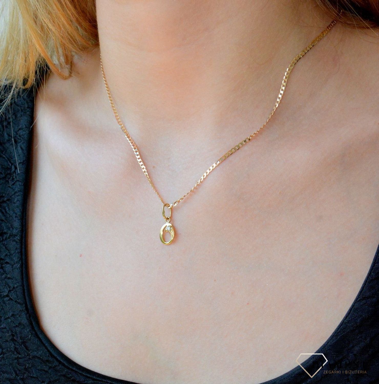 Złota zawieszka 585 literka O ozdobiona cyrkonią DIA-ZAW-10047-585. Złoty wisiorek próby 585. Wisiorek literka z cyrkoniami. Zawieszka złota do łańcuszka literka O. Literka zawieszka idealny pomysł na prezent..jpg