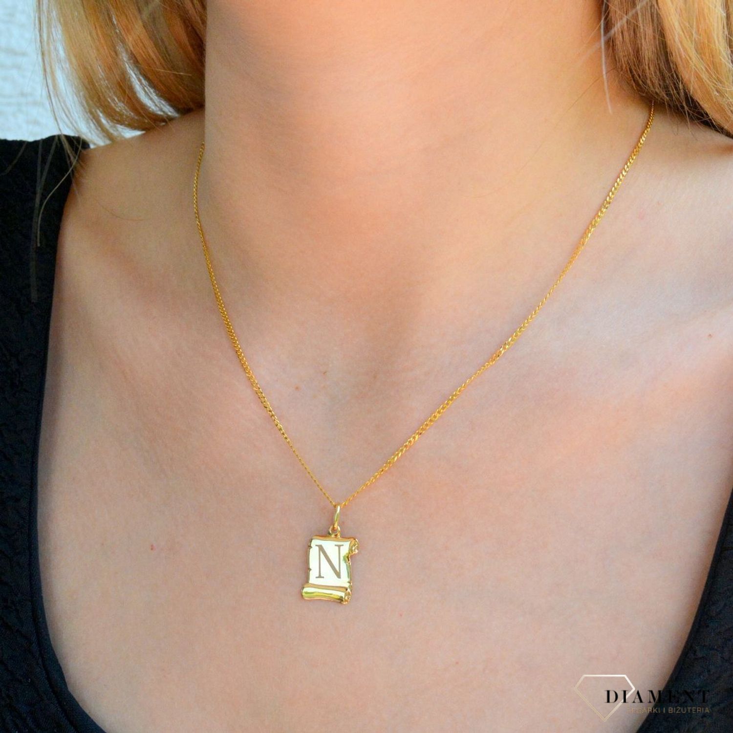 Złota zawieszka literka N na papirusie DIA-ZAW-10050-585. Wisiorek został wykonany z najwyższej jakości złota próby 585 na papirusie. Zawieszka złota literka. Złota literka N. Złoty wisiorek 585. Literka N do łańcuszka. Zawies.jpg