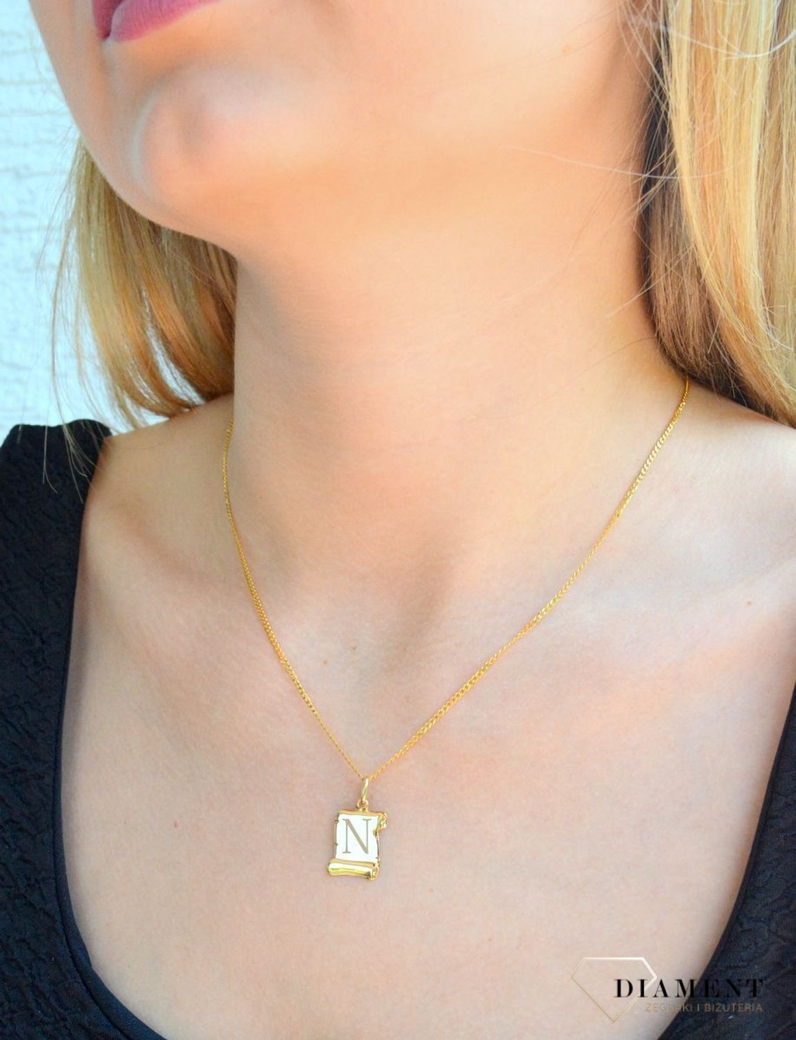 Złota zawieszka literka N na papirusie DIA-ZAW-10050-585. Wisiorek został wykonany z najwyższej jakości złota próby 585 na papirusie. Zawieszka złota literka. Złota literka N. Złoty wisiorek 585. Literka N do łańcuszka. Zawies.jpg