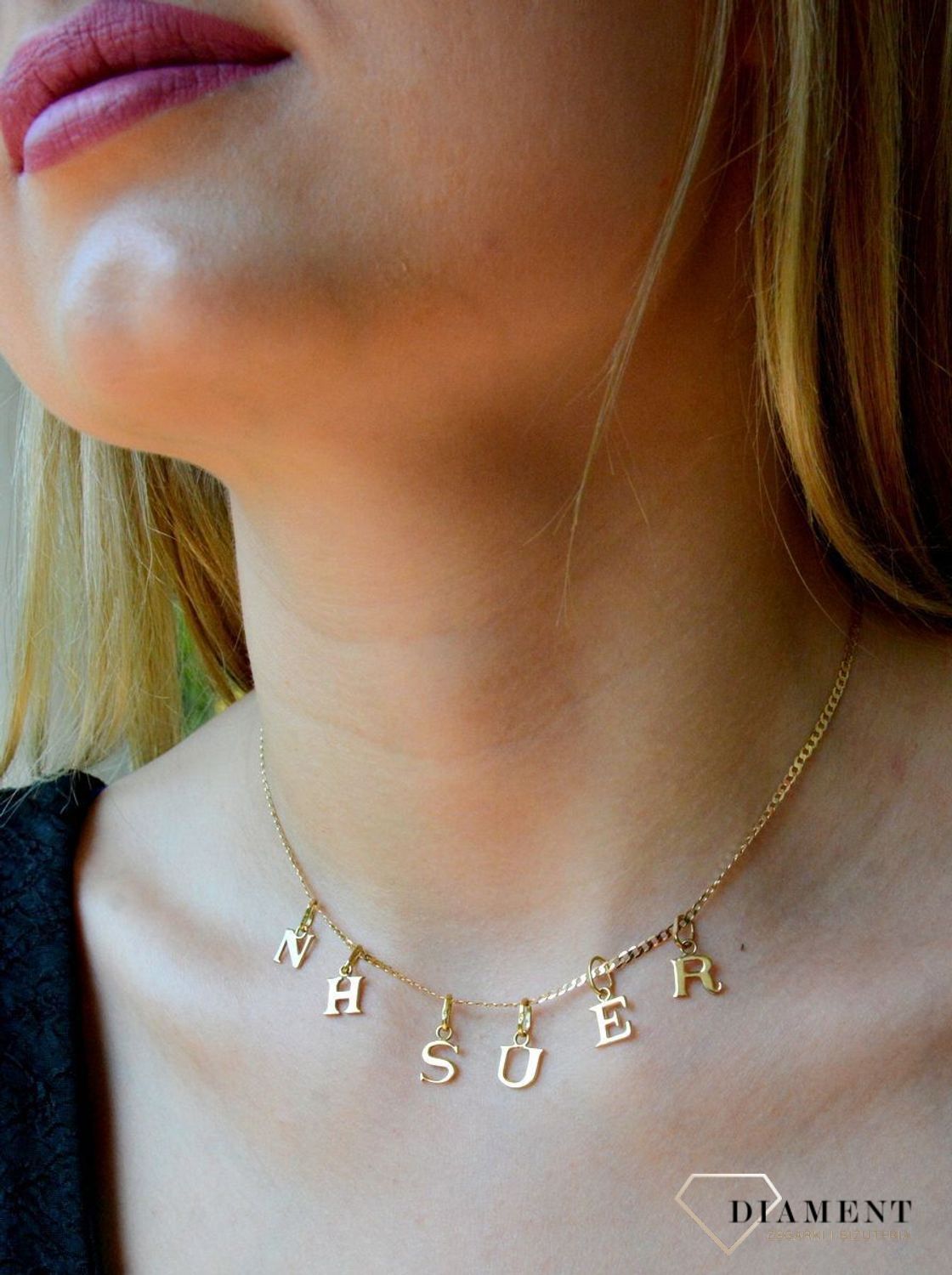 Złota zawieszka 585 literka E DIA-ZAW-10051-585. Wisiorek został wykonany z wysokiej jakości złota próby 585. Zawieszka złota literka. Złota literka E. Złoty wisiorek 585. Literka E do łańcuszka. Zawieszka literka idealna na p.jpg