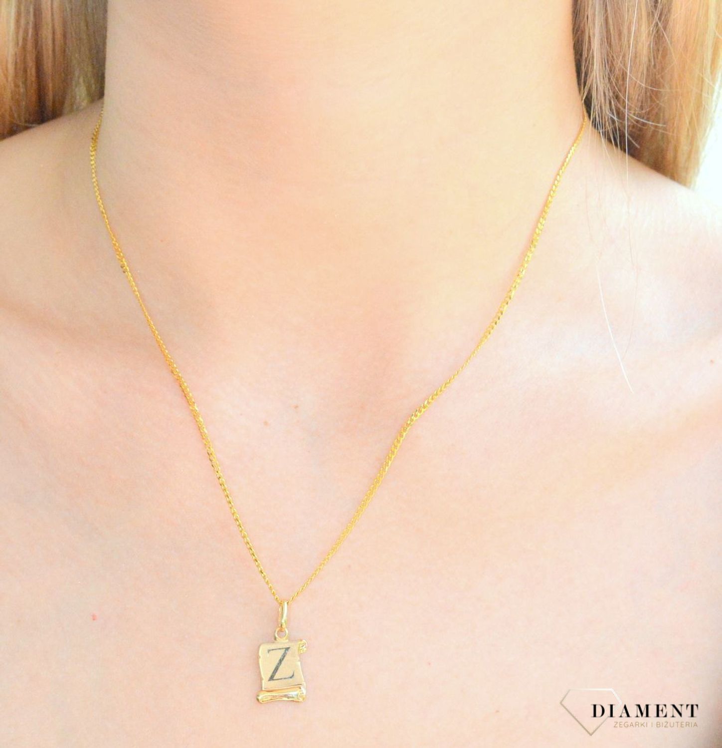 Złota zawieszka literka Z na papirusie DIA-ZAW-10053-585. Wisiorek został wykonany z najwyższej jakości złota próby 585  na papirusie. Zawieszka złota literka. Złota literka Z. Złoty wisiorek 585. Literka Z do łańcuszka. Zawie.jpg