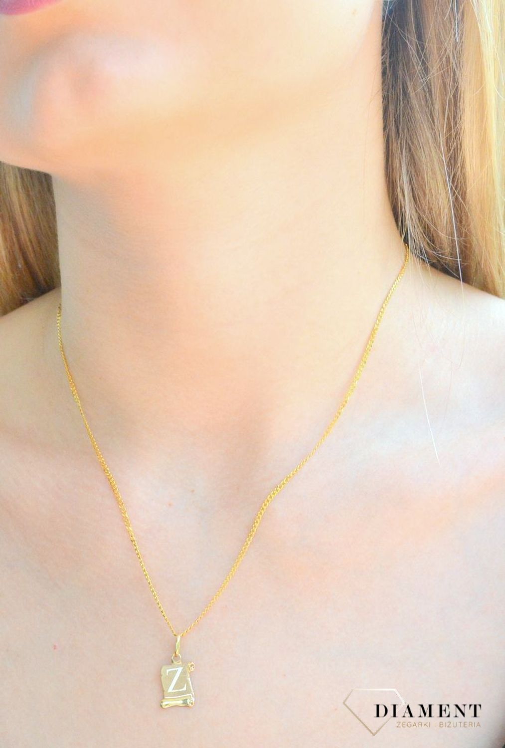 Złota zawieszka literka Z na papirusie DIA-ZAW-10053-585. Wisiorek został wykonany z najwyższej jakości złota próby 585  na papirusie. Zawieszka złota literka. Złota literka Z. Złoty wisiorek 585. Literka Z do łańcuszka. Zawie.jpg