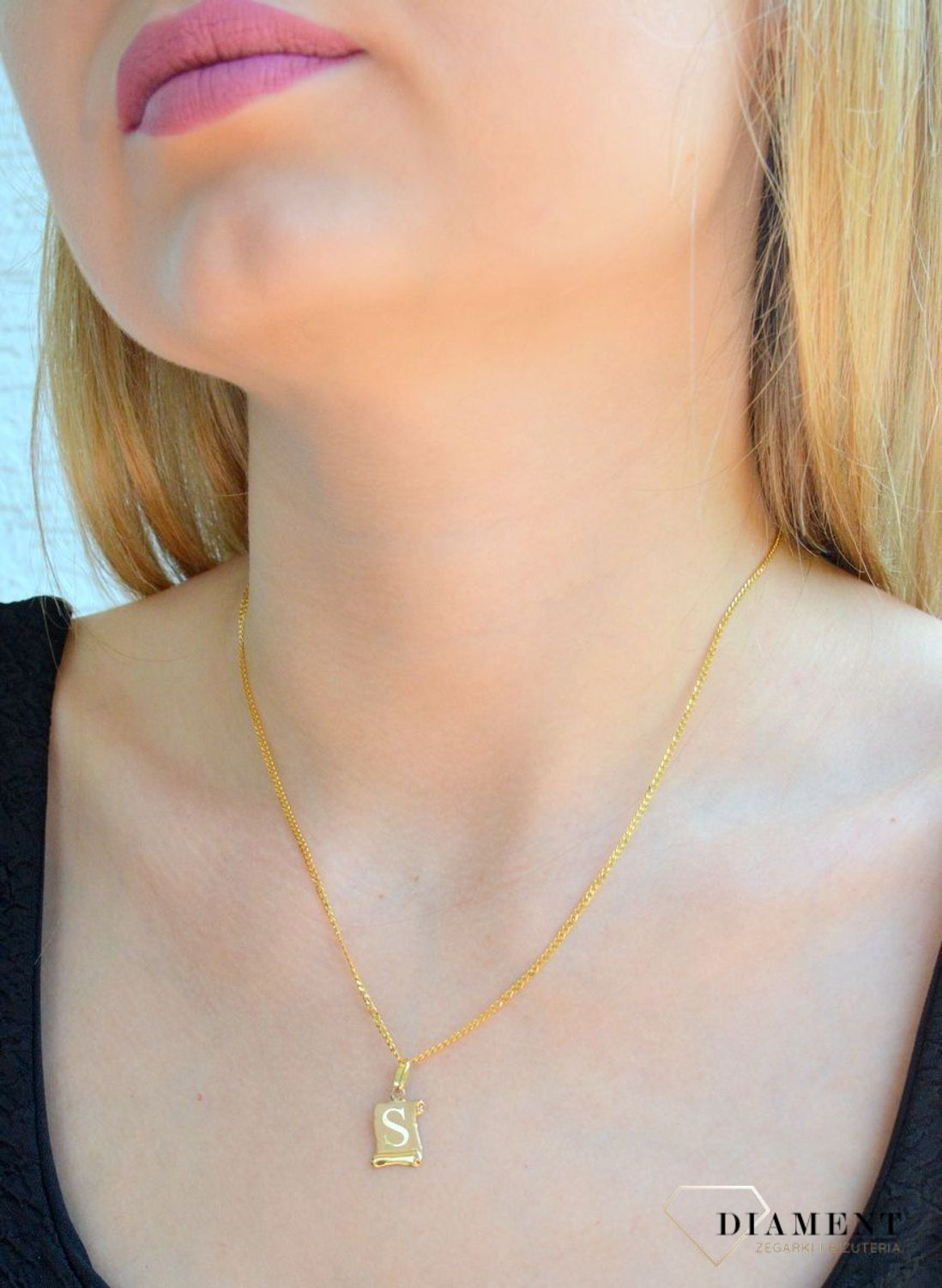 Złota zawieszka literka S na papirusie DIA-ZAW-10054-585. Wisiorek został wykonany z najwyższej jakości złota próby 585 na papirusie. Zawieszka złota literka. Złota literka S. Złoty wisiorek 585. Literka S do łańcuszka. Zawies.jpg