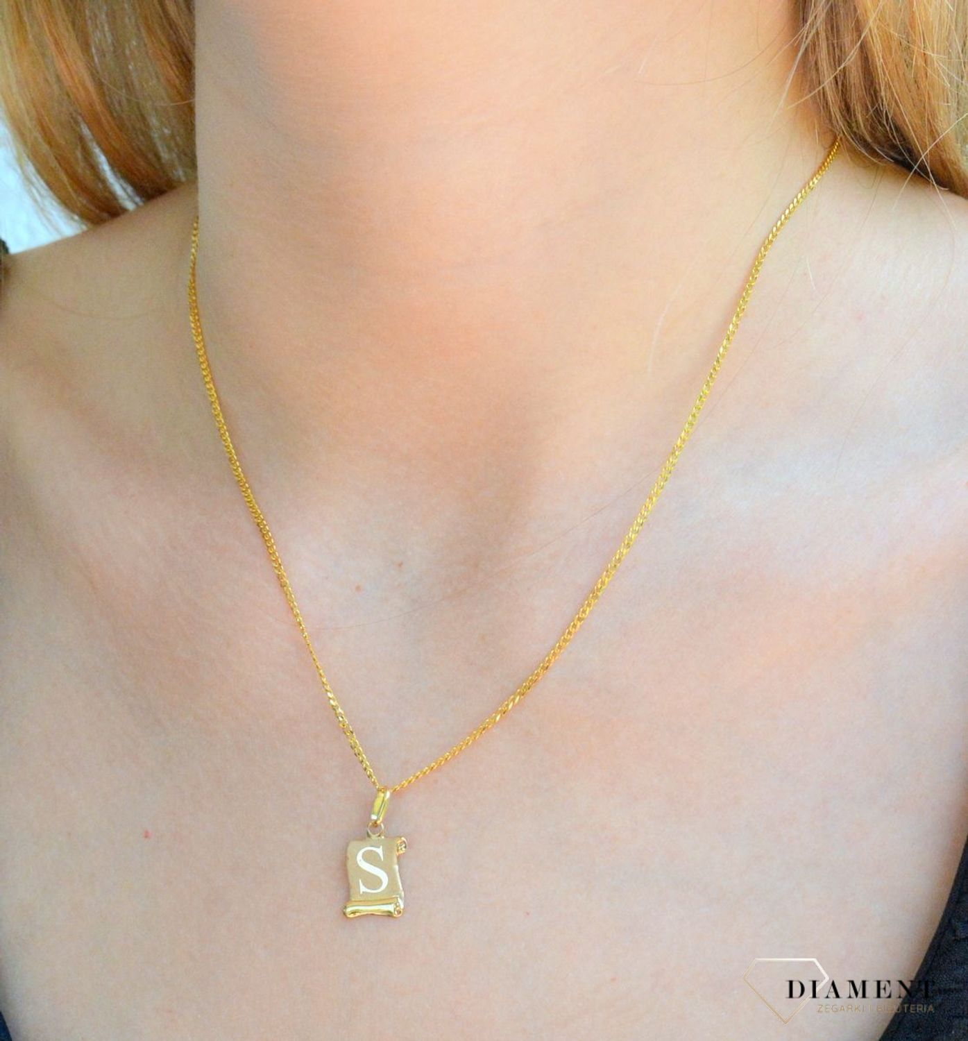 Złota zawieszka literka S na papirusie DIA-ZAW-10054-585. Wisiorek został wykonany z najwyższej jakości złota próby 585 na papirusie. Zawieszka złota literka. Złota literka S. Złoty wisiorek 585. Literka S do łańcuszka. Zawies.jpg