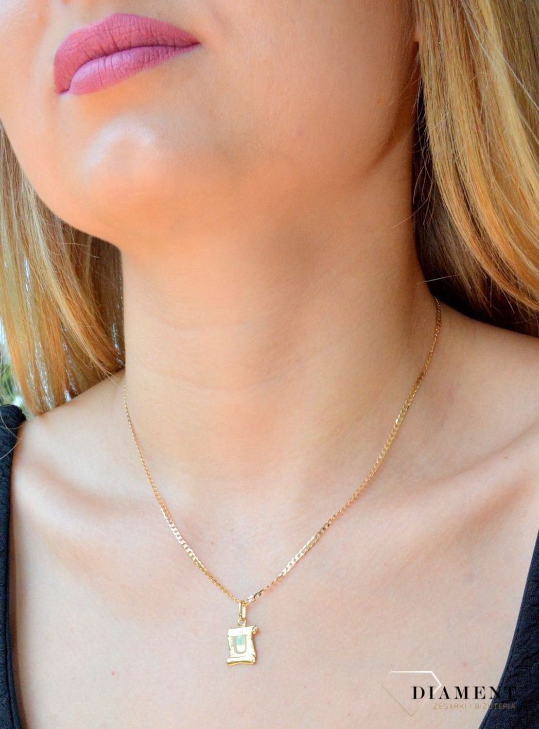 Złota zawieszka literka U na papirusie DIA-ZAW-10055-585. Wisiorek został wykonany z najwyższej jakości złota próby 585 na papirusie. Zawieszka złota literka. Złota literka U. Złoty wisiorek 585. Literka U do łańcuszka. Zawies.jpg