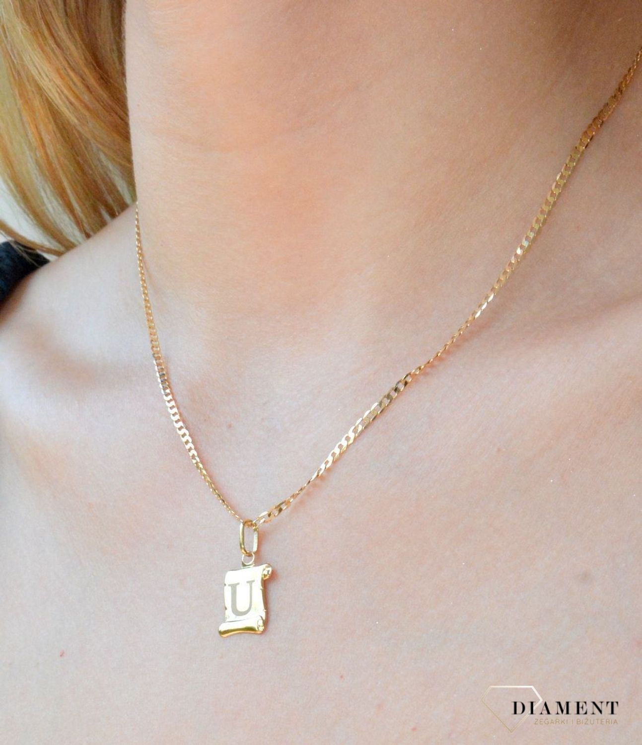 Złota zawieszka literka U na papirusie DIA-ZAW-10055-585. Wisiorek został wykonany z najwyższej jakości złota próby 585 na papirusie. Zawieszka złota literka. Złota literka U. Złoty wisiorek 585. Literka U do łańcuszka. Zawies.jpg