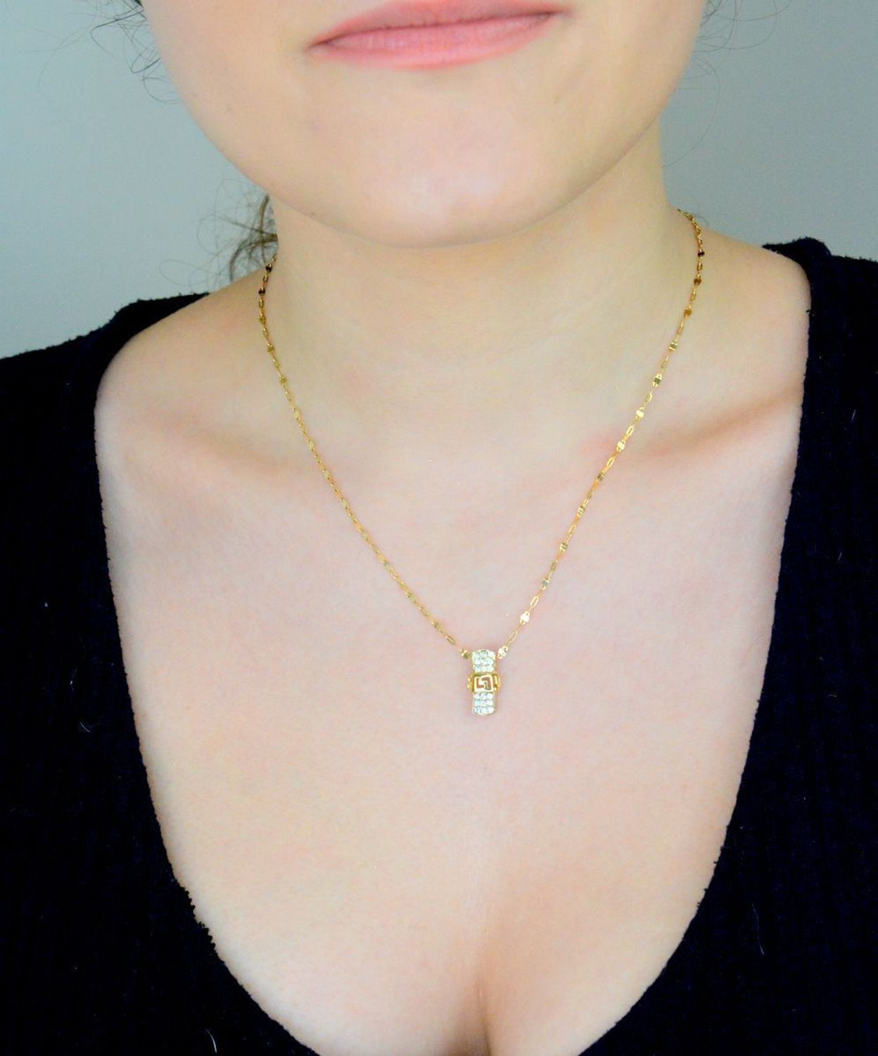 Zawieszka złota Kokardka motyw droga grecka próba 585 DIA-ZAW-1005K-585. Złoty wisiorek został wykonany z wysokiej jakości złota próby 585. Zawieszka złota z cyrkoniami. Złota zawieszka na 1.jpg