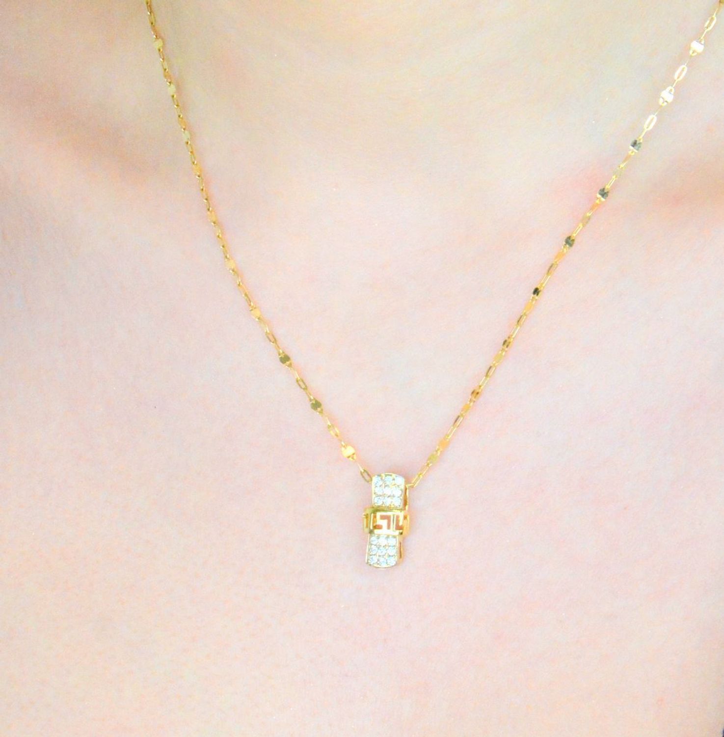 Zawieszka złota Kokardka motyw droga grecka próba 585 DIA-ZAW-1005K-585. Złoty wisiorek został wykonany z wysokiej jakości złota próby 585. Zawieszka złota z cyrkoniami. Złota zawieszka na 1.jpg