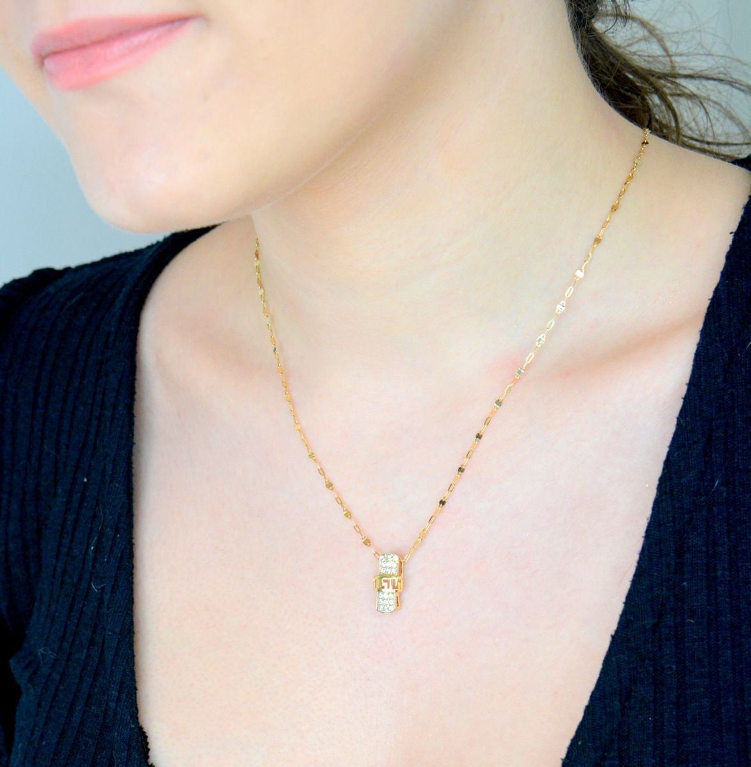 Zawieszka złota Kokardka motyw droga grecka próba 585 DIA-ZAW-1005K-585. Złoty wisiorek został wykonany z wysokiej jakości złota próby 585. Zawieszka złota z cyrkoniami. Złota zawieszka na 1.jpg