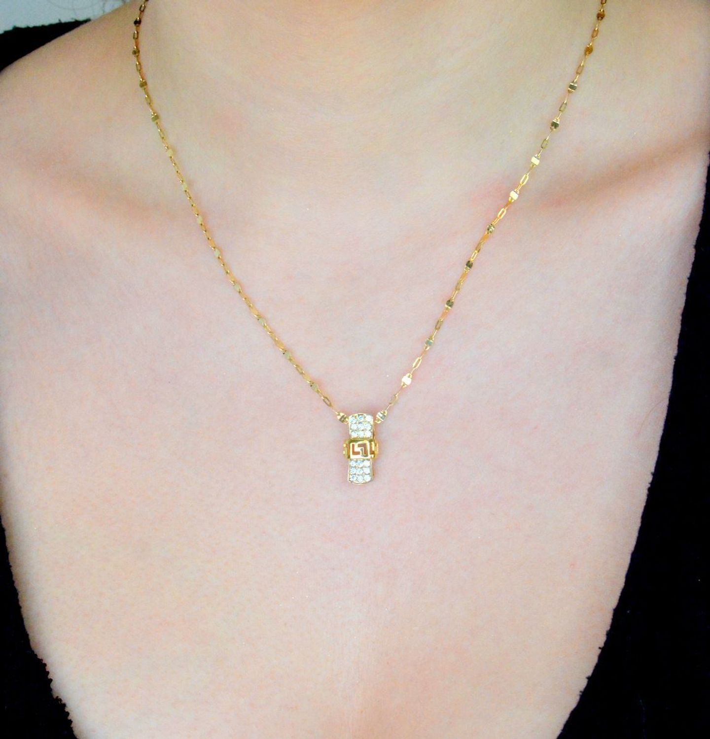 Zawieszka złota Kokardka motyw droga grecka próba 585 DIA-ZAW-1005K-585. Złoty wisiorek został wykonany z wysokiej jakości złota próby 585. Zawieszka złota z cyrkoniami. Złota zawieszka na 1.jpg