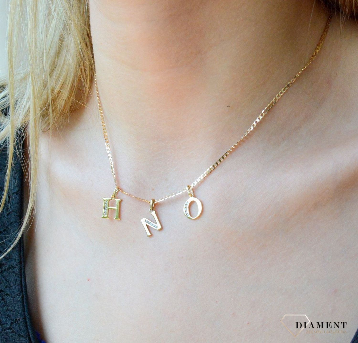 Złota zawieszka 585 literka O ozdobiona cyrkonią DIA-ZAW-10064-585. Złoty wisiorek próby 585. Wisiorek literka z cyrkoniami. Zawieszka złota do łańcuszka literka O. Literka zawieszka idealny pomysł na prezent..jpg