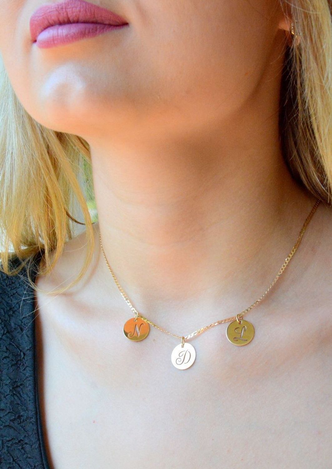 Złota zawieszka 585 z literką N w kółeczku DIA-ZAW-10065-585. Jedyna w swoim rodzaju złota zawieszka z literką LN Wisiorek został wykonany z najwyższej jakości złota próby 585. Literka N zawieszka damska złota idealna na preze.jpg