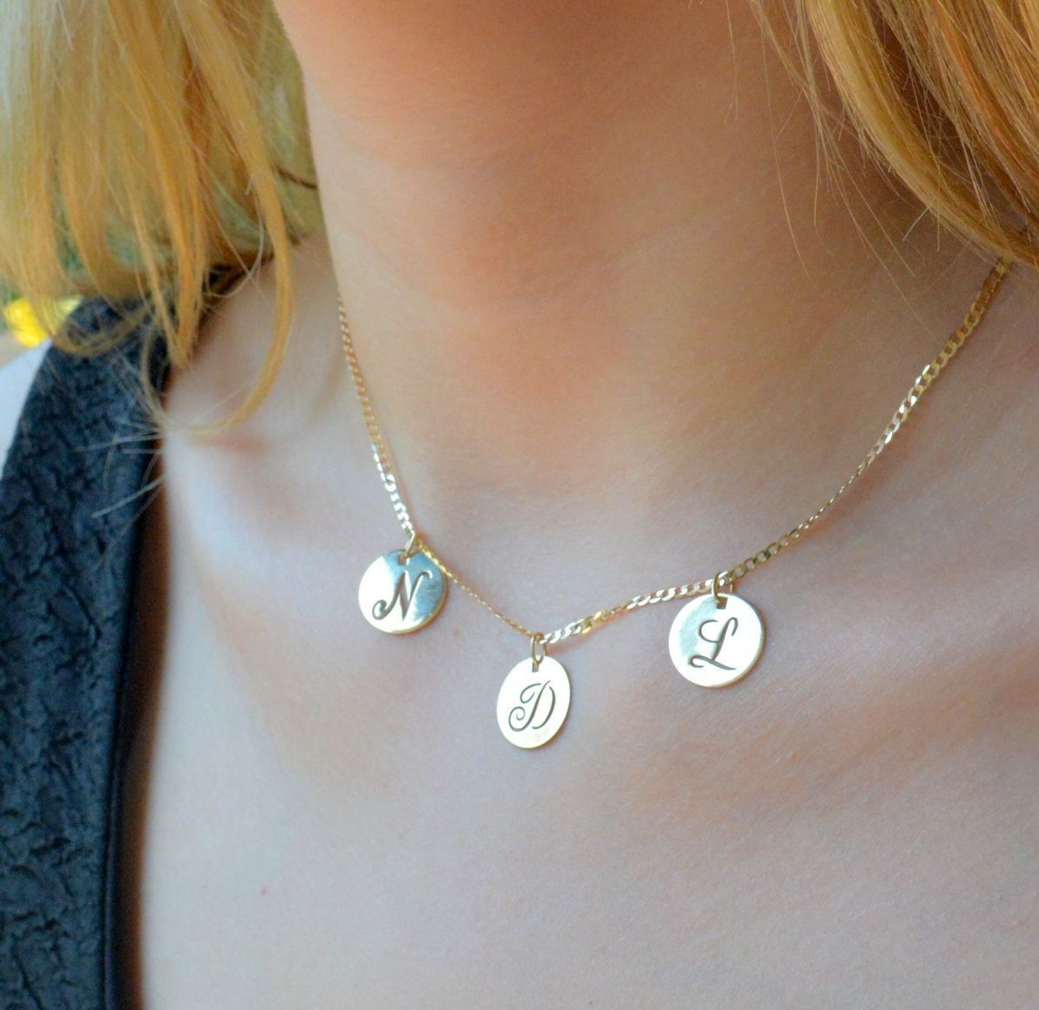 Złota zawieszka 585 z literką N w kółeczku DIA-ZAW-10065-585. Jedyna w swoim rodzaju złota zawieszka z literką LN Wisiorek został wykonany z najwyższej jakości złota próby 585. Literka N zawieszka damska złota idealna na preze.jpg