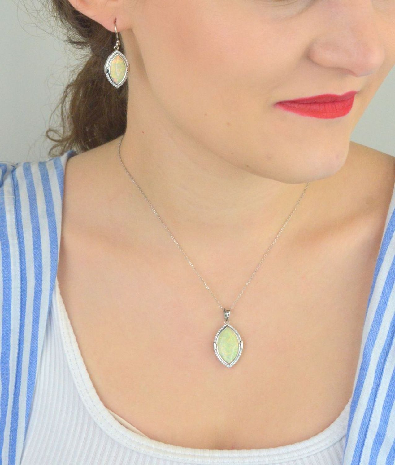 Srebrna zawieszka damska 925 łezka z białym opalem oraz cyrkonią DIA-ZAW-10086-925.  Pomysł na prezent dla kobiety. Srebrne zawieszki na lato. Zawieszka z białym kamieniem. Biżuteria z białym opalem. Zawieszka do łańcuszka..jpg