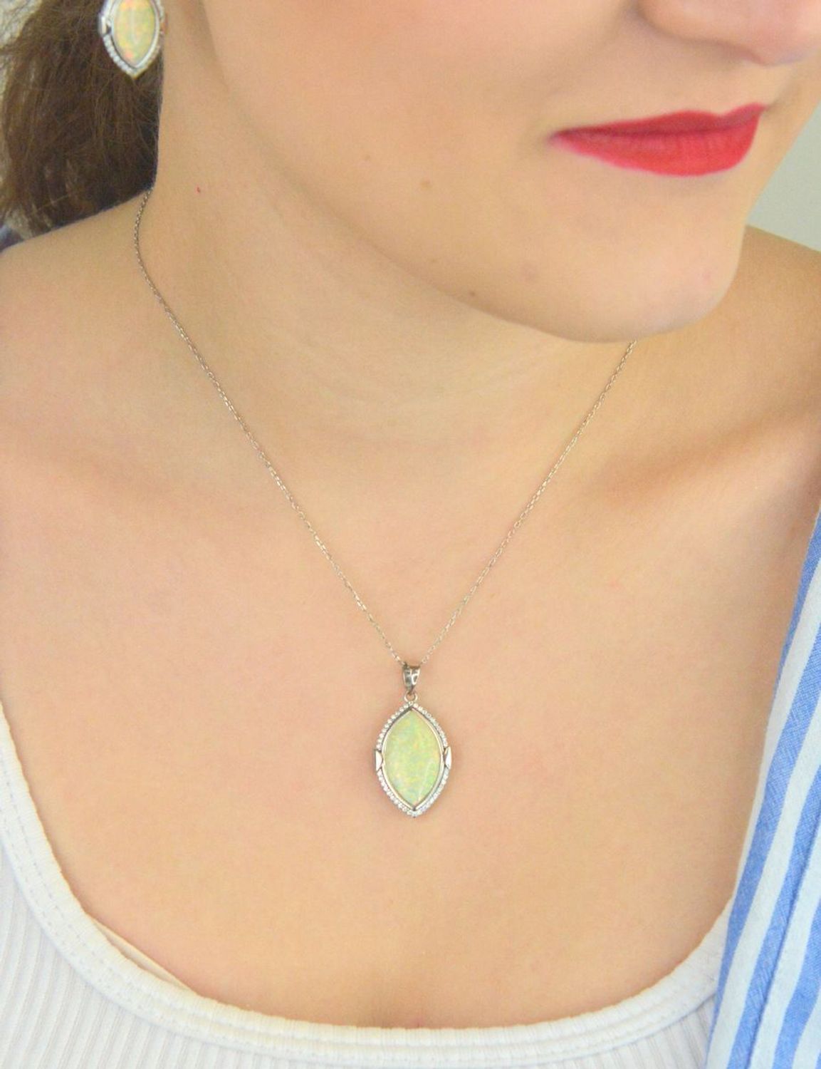 Srebrna zawieszka damska 925 łezka z białym opalem oraz cyrkonią DIA-ZAW-10086-925.  Pomysł na prezent dla kobiety. Srebrne zawieszki na lato. Zawieszka z białym kamieniem. Biżuteria z białym opalem. Zawieszka do łańcuszka..jpg