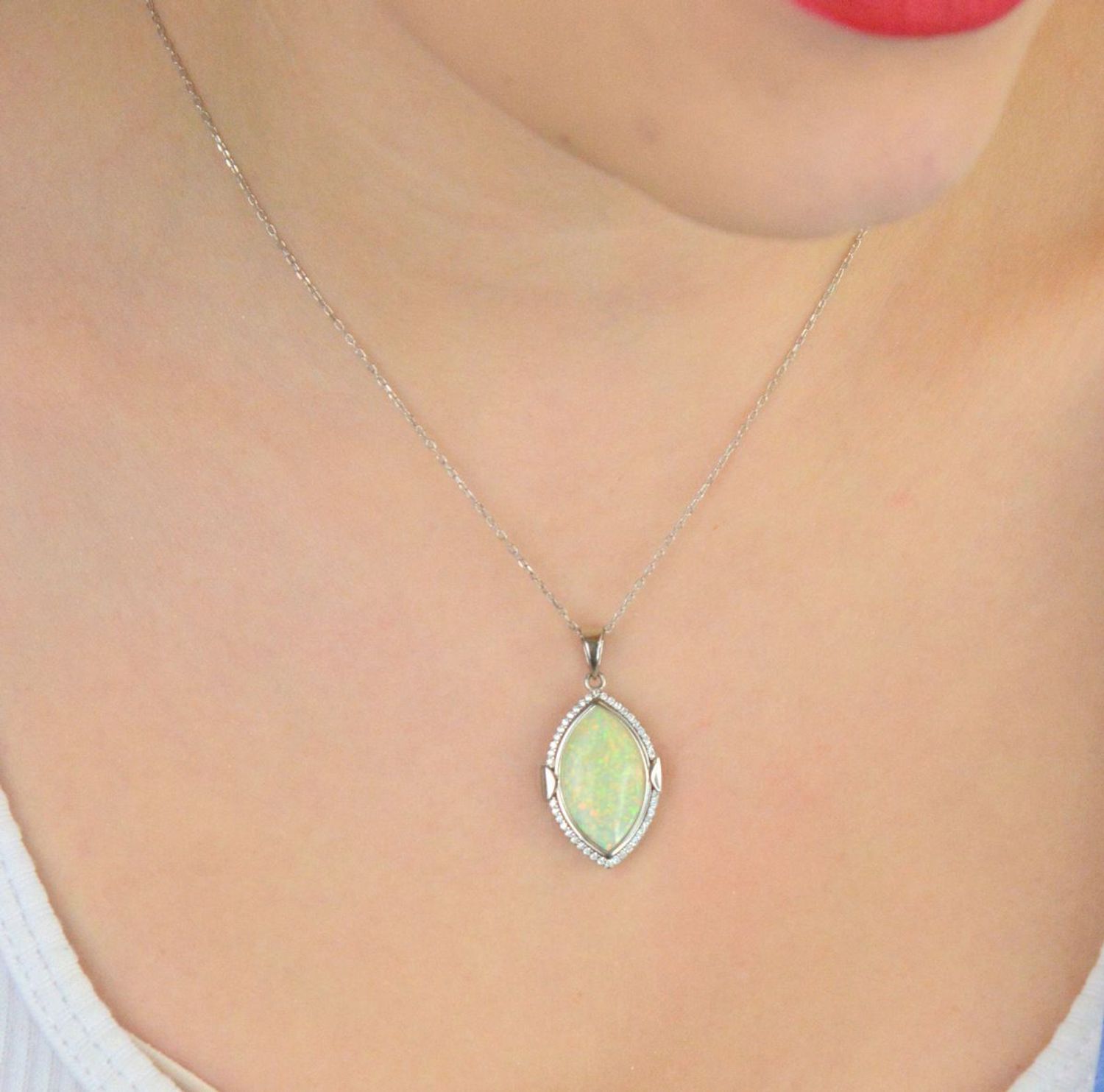 Srebrna zawieszka damska 925 łezka z białym opalem oraz cyrkonią DIA-ZAW-10086-925.  Pomysł na prezent dla kobiety. Srebrne zawieszki na lato. Zawieszka z białym kamieniem. Biżuteria z białym opalem. Zawieszka do łańcuszka..jpg