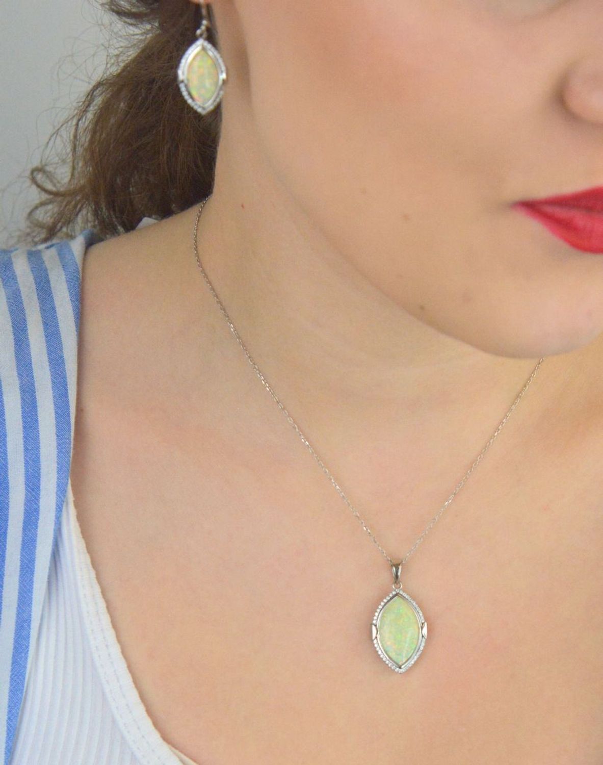 Srebrna zawieszka damska 925 łezka z białym opalem oraz cyrkonią DIA-ZAW-10086-925.  Pomysł na prezent dla kobiety. Srebrne zawieszki na lato. Zawieszka z białym kamieniem. Biżuteria z białym opalem. Zawieszka do łańcuszka..jpg