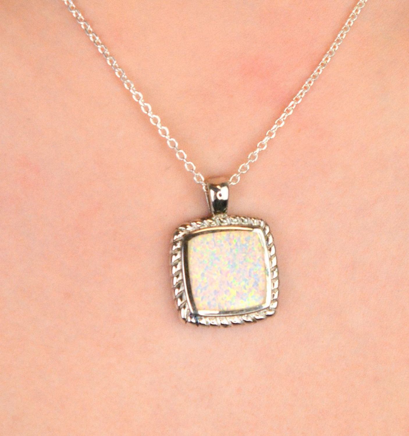 Srebrna zawieszka damska 925 w kształcie kwadratu z białym opalem DIA-ZAW-10090-925. Pomysł na prezent dla kobiety. Srebrne zawieszki na lato. Zawieszka z białym kamieniem. Biżuteria z białym opalem. Zawieszka do łańcuszka..jpg