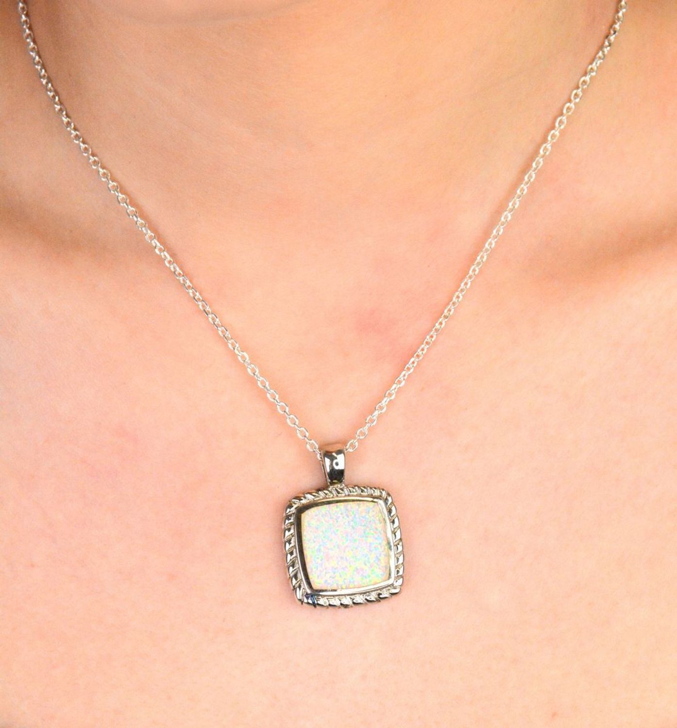 Srebrna zawieszka damska 925 w kształcie kwadratu z białym opalem DIA-ZAW-10090-925. Pomysł na prezent dla kobiety. Srebrne zawieszki na lato. Zawieszka z białym kamieniem. Biżuteria z białym opalem. Zawieszka do łańcuszka..jpg