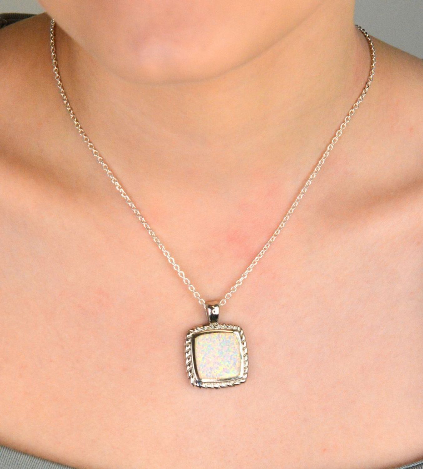 Srebrna zawieszka damska 925 w kształcie kwadratu z białym opalem DIA-ZAW-10090-925. Pomysł na prezent dla kobiety. Srebrne zawieszki na lato. Zawieszka z białym kamieniem. Biżuteria z białym opalem. Zawieszka do łańcuszka..jpg