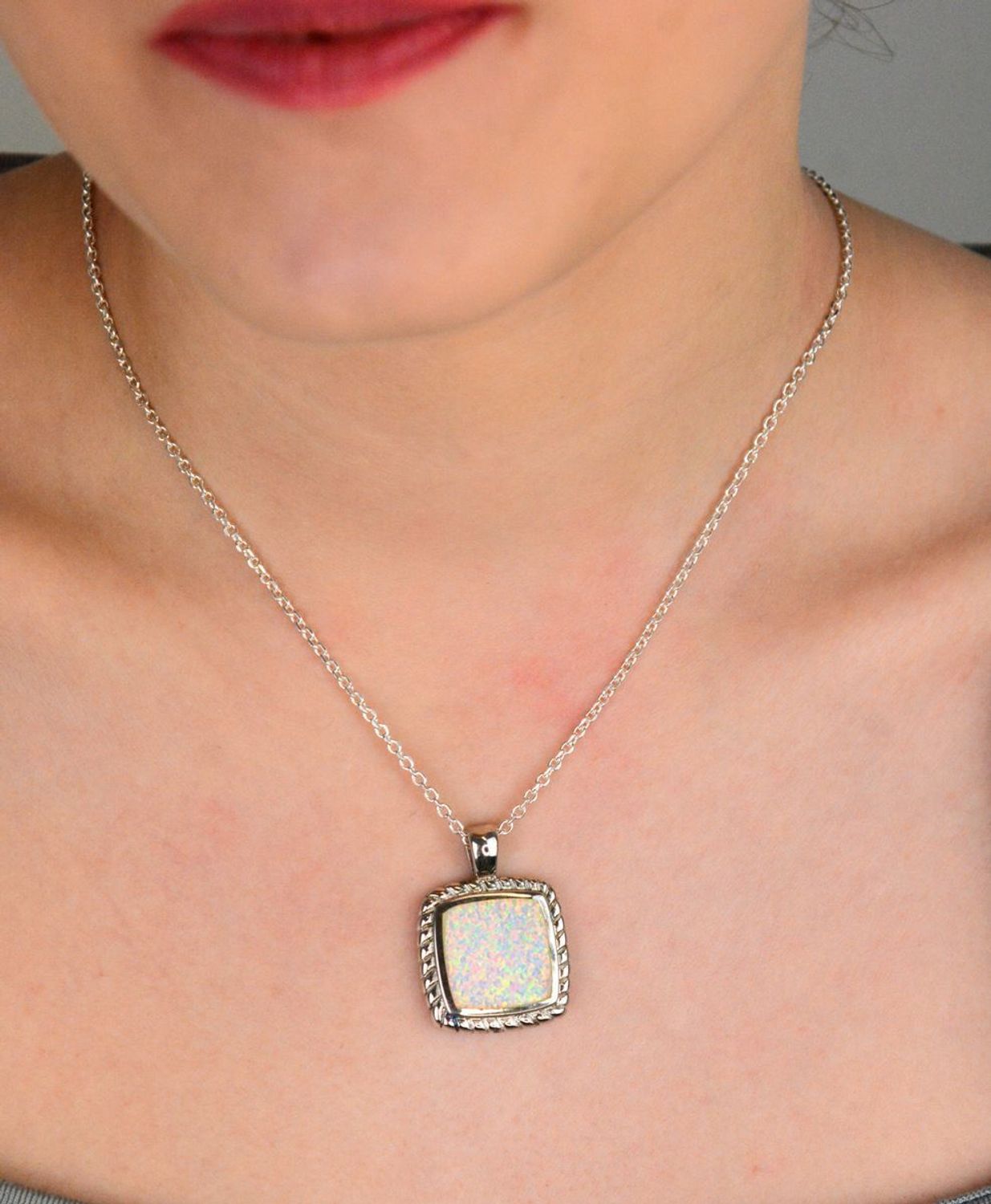 Srebrna zawieszka damska 925 w kształcie kwadratu z białym opalem DIA-ZAW-10090-925. Pomysł na prezent dla kobiety. Srebrne zawieszki na lato. Zawieszka z białym kamieniem. Biżuteria z białym opalem. Zawieszka do łańcuszka..jpg