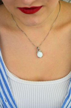 Srebrna zawieszka damska 925 z okrągłym kamieniem biały opal DIA-ZAW-10091-925.  Pomysł na prezent dla kobiety. Srebrne zawieszki na lato. Zawieszka z białym kamieniem. Biżuteria z białym opalem. Zawieszka do łańcuszka (1).JPG