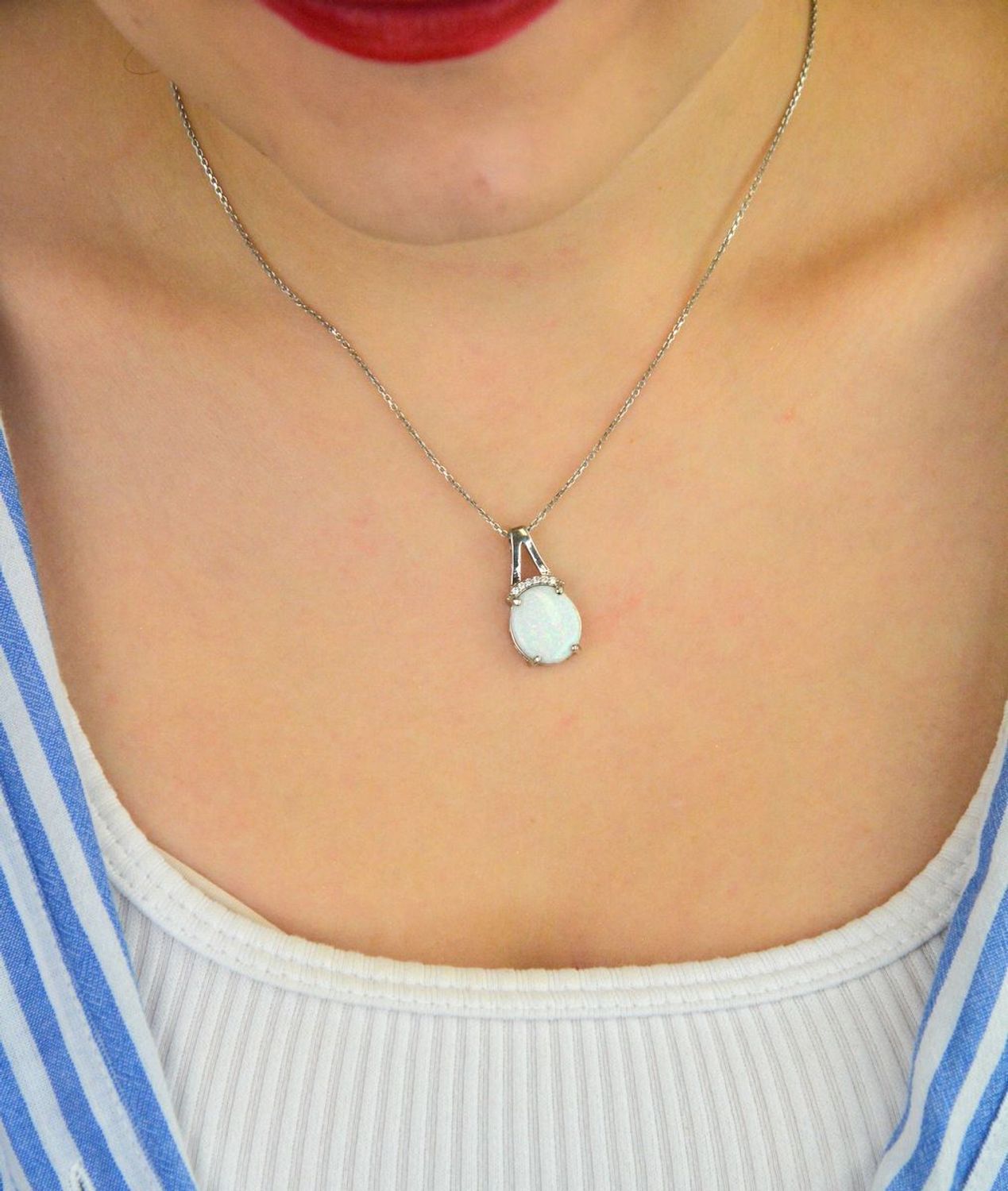 Srebrna zawieszka damska 925 z okrągłym kamieniem biały opal DIA-ZAW-10091-925.  Pomysł na prezent dla kobiety. Srebrne zawieszki na lato. Zawieszka z białym kamieniem. Biżuteria z białym opalem. Zawieszka do łańcuszka..jpg