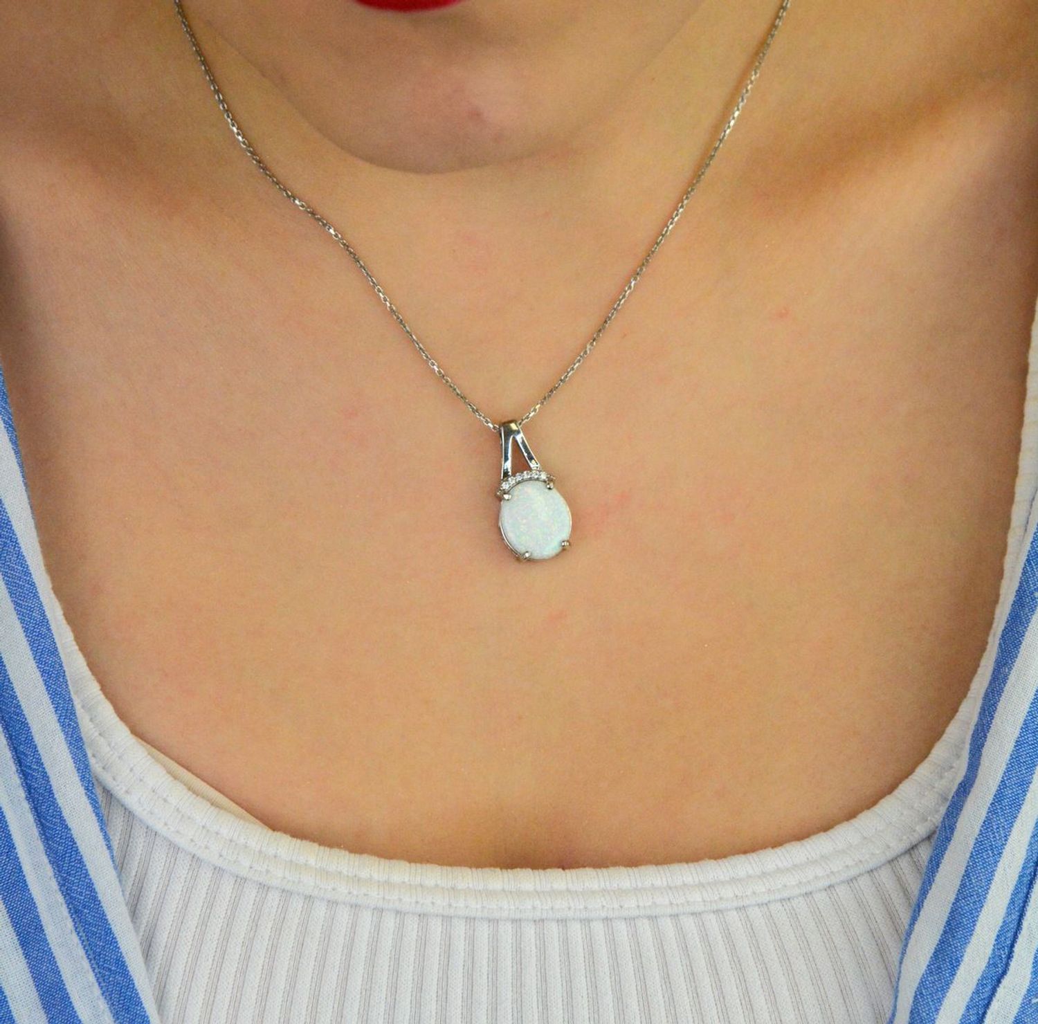 Srebrna zawieszka damska 925 z okrągłym kamieniem biały opal DIA-ZAW-10091-925.  Pomysł na prezent dla kobiety. Srebrne zawieszki na lato. Zawieszka z białym kamieniem. Biżuteria z białym opalem. Zawieszka do łańcuszka..jpg