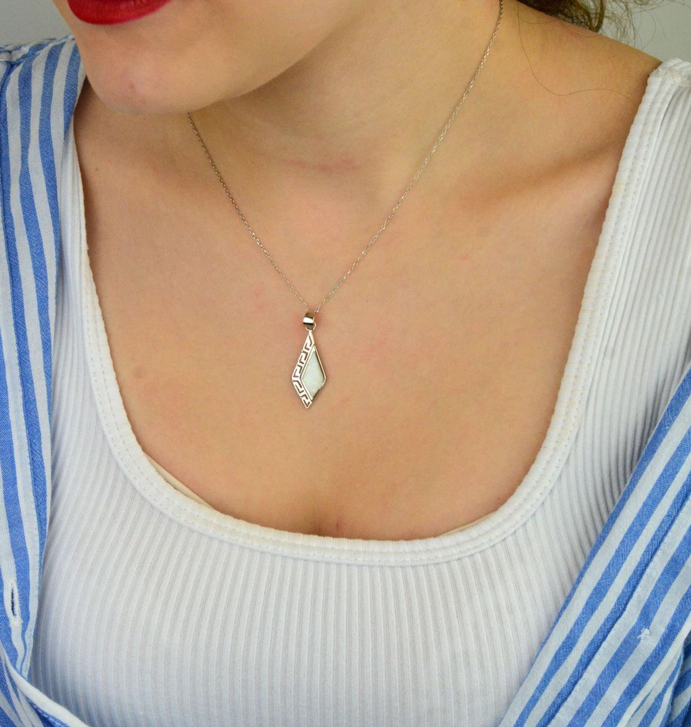 Srebrna zawieszka damska 925 z białym opalem wzór droga grecka DIA-ZAW-10092-925. Pomysł na prezent dla kobiety. Srebrne zawieszki na lato. Zawieszka z białym kamieniem. Biżuteria z białym opalem. Zawieszka do łańcuszka..jpg