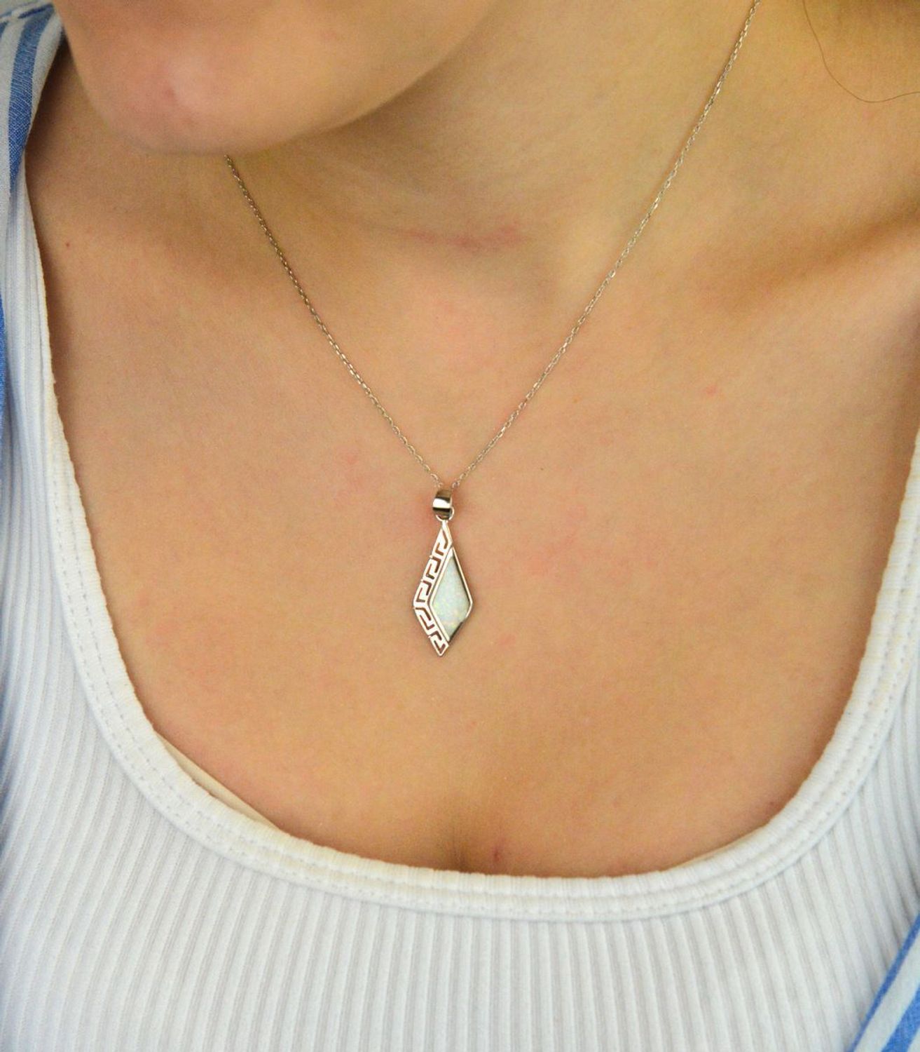 Srebrna zawieszka damska 925 z białym opalem wzór droga grecka DIA-ZAW-10092-925. Pomysł na prezent dla kobiety. Srebrne zawieszki na lato. Zawieszka z białym kamieniem. Biżuteria z białym opalem. Zawieszka do łańcuszka..jpg