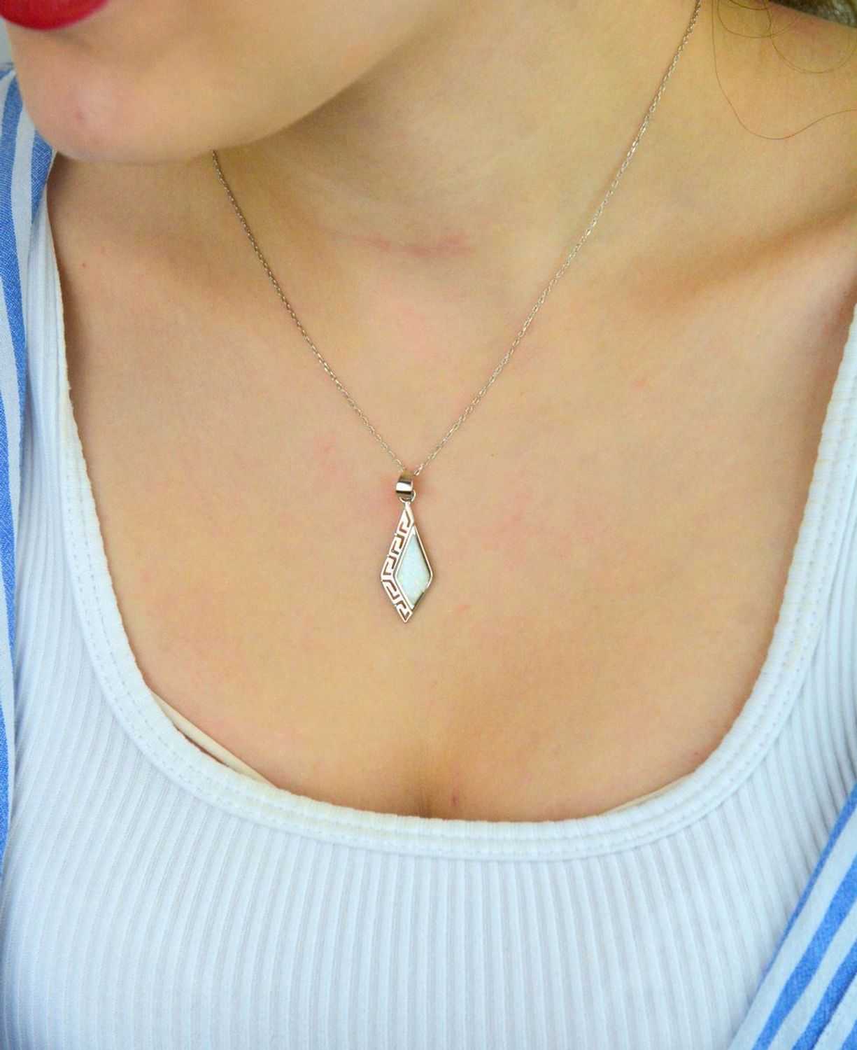 Srebrna zawieszka damska 925 z białym opalem wzór droga grecka DIA-ZAW-10092-925. Pomysł na prezent dla kobiety. Srebrne zawieszki na lato. Zawieszka z białym kamieniem. Biżuteria z białym opalem. Zawieszka do łańcuszka..jpg