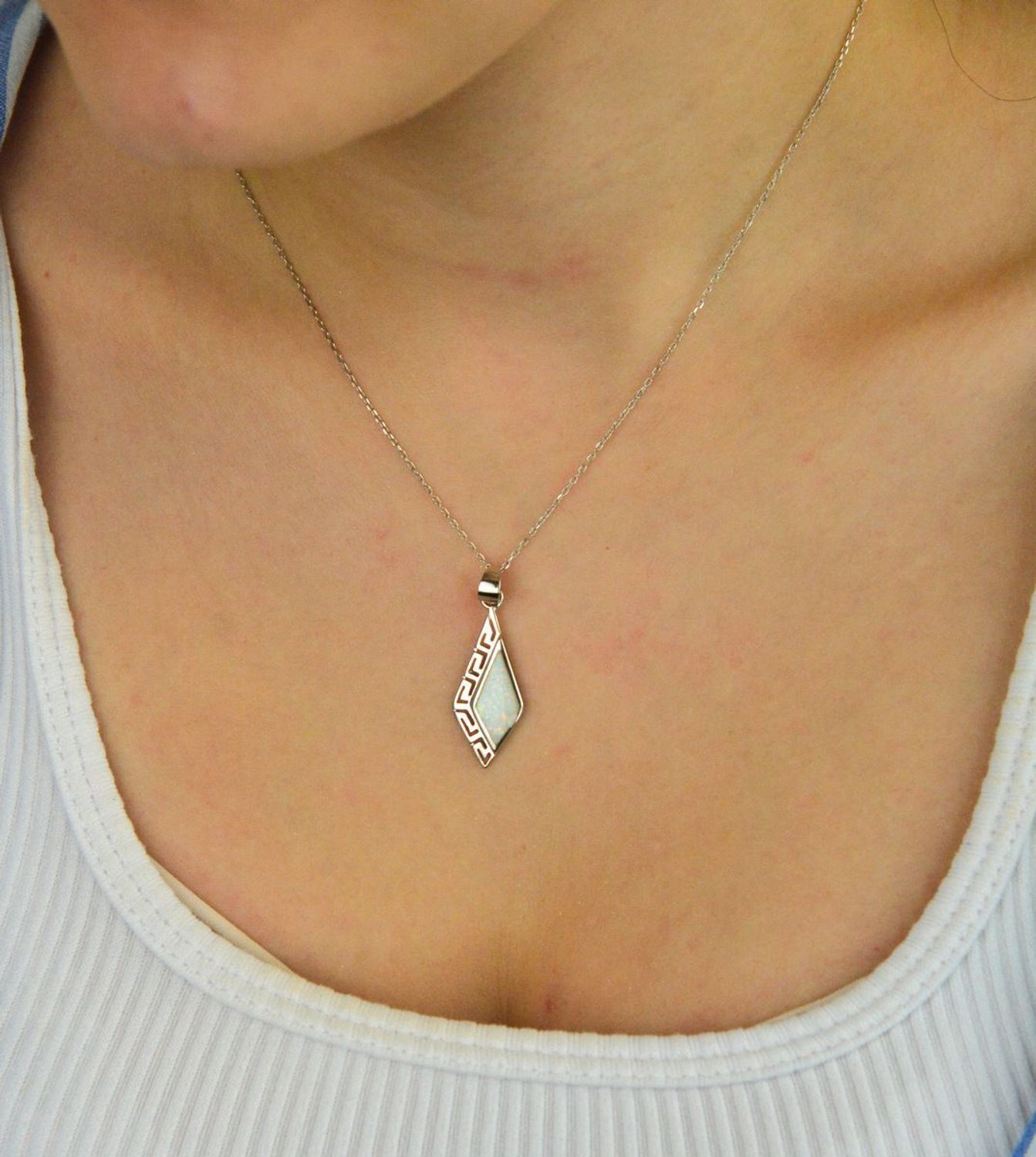 Srebrna zawieszka damska 925 z białym opalem wzór droga grecka DIA-ZAW-10092-925. Pomysł na prezent dla kobiety. Srebrne zawieszki na lato. Zawieszka z białym kamieniem. Biżuteria z białym opalem. Zawieszka do łańcuszka..jpg