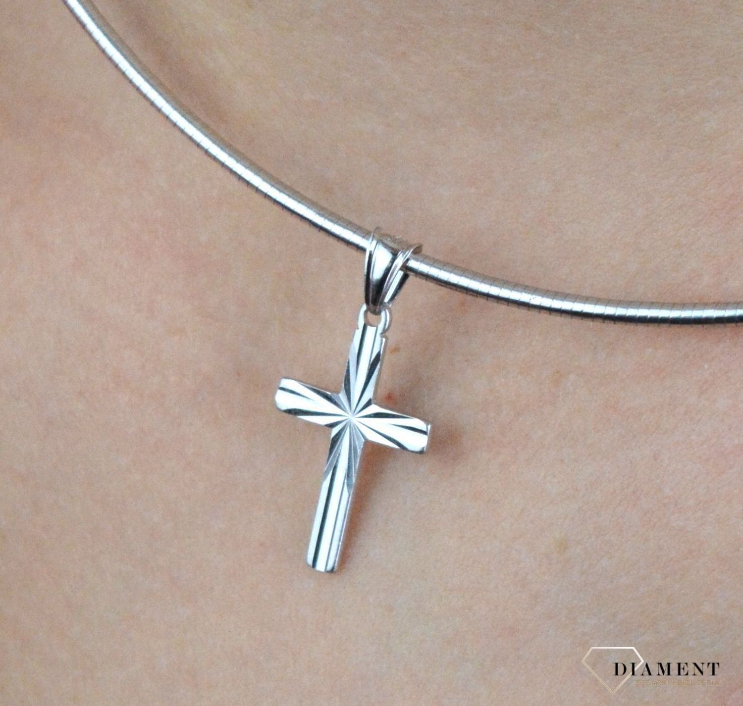 Zawieszka srebrna krzyżyk grawerowany DIA-ZAW-100934-925. Srebrny krzyżyk wykonany z próby 925 z grawerem w postaci dwóch równoległych i prostopadłych  linii zbiegających się na środku. Piękny i kunsztownie wykonany srebrny.jpg