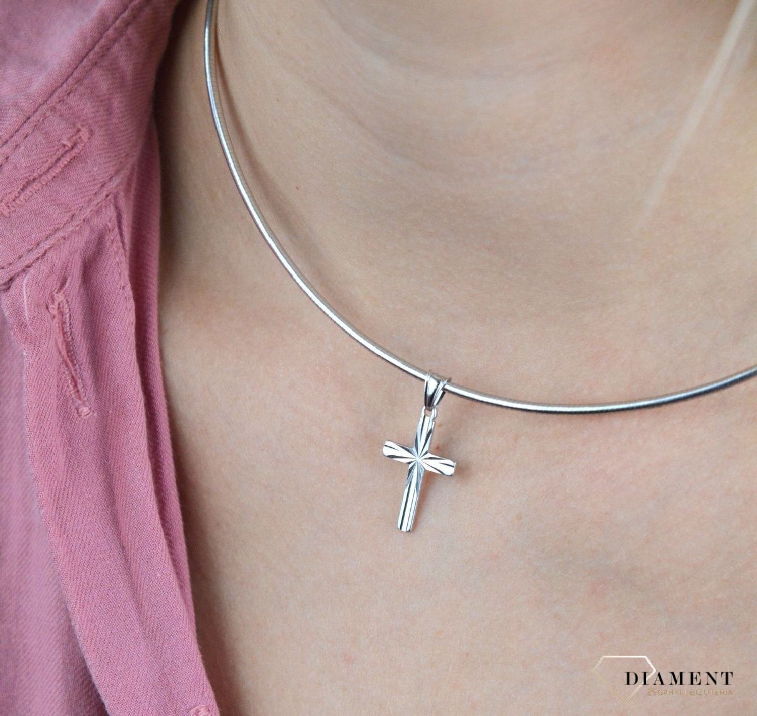 Zawieszka srebrna krzyżyk grawerowany DIA-ZAW-100934-925. Srebrny krzyżyk wykonany z próby 925 z grawerem w postaci dwóch równoległych i prostopadłych  linii zbiegających się na środku. Piękny i kunsztownie wykonany srebrny.jpg