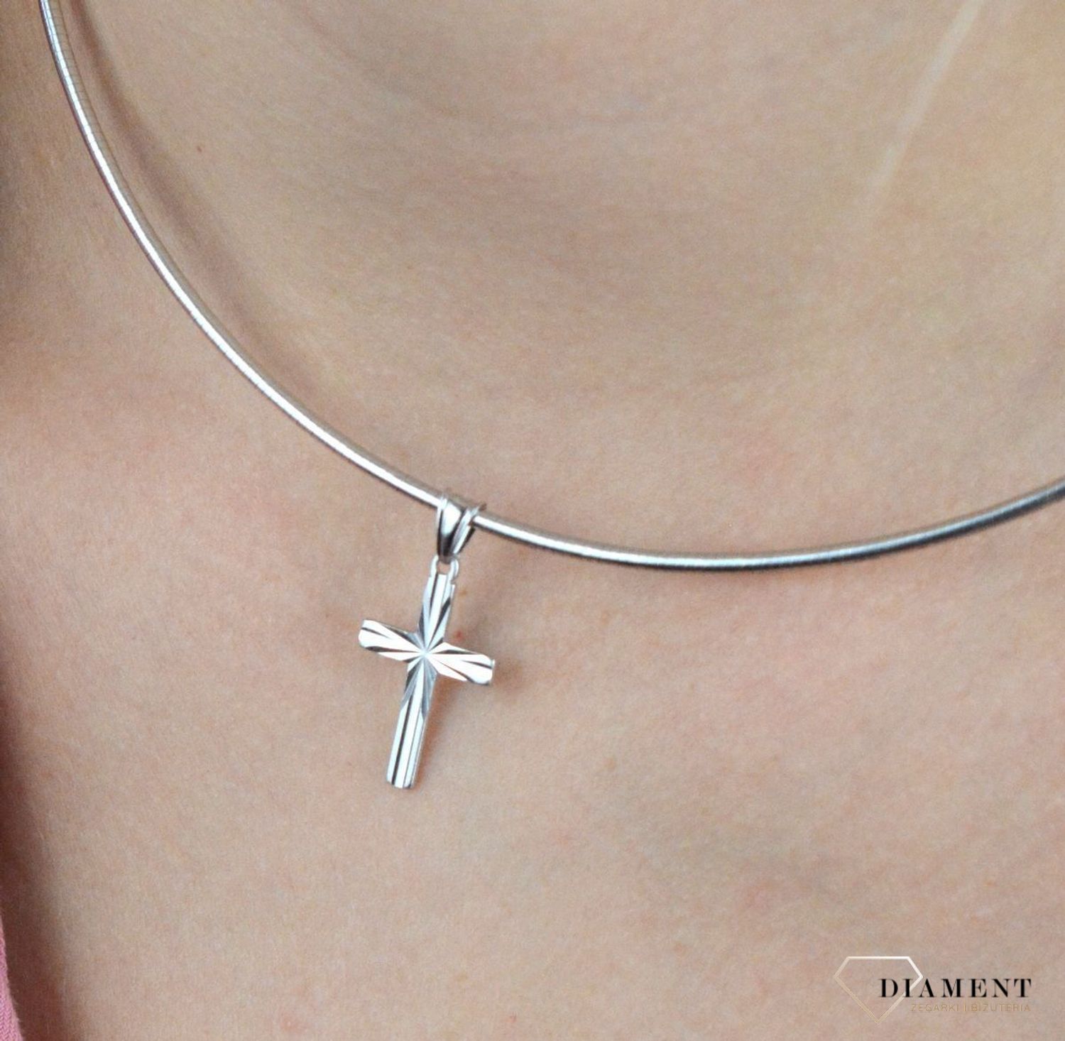 Zawieszka srebrna krzyżyk grawerowany DIA-ZAW-100934-925. Srebrny krzyżyk wykonany z próby 925 z grawerem w postaci dwóch równoległych i prostopadłych  linii zbiegających się na środku. Piękny i kunsztownie wykonany srebrny.jpg