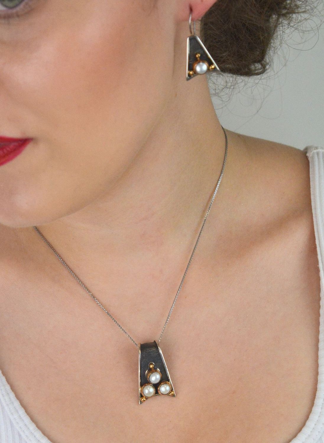 Srebrna zawieszka próba 925 w formie trójkąta, zdobiona trzema perłami, wymiary 3,0 cm x 2,0 cm, waga 8,81 g. Elegancka biżuteria na prezent lub specjalną okazję.1.jpg