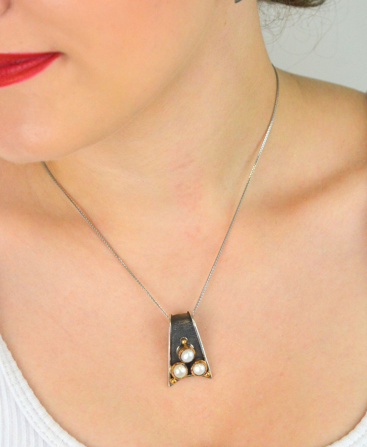 Srebrna zawieszka próba 925 w formie trójkąta, zdobiona trzema perłami, wymiary 3,0 cm x 2,0 cm, waga 8,81 g. Elegancka biżuteria na prezent lub specjalną okazję.1.jpg