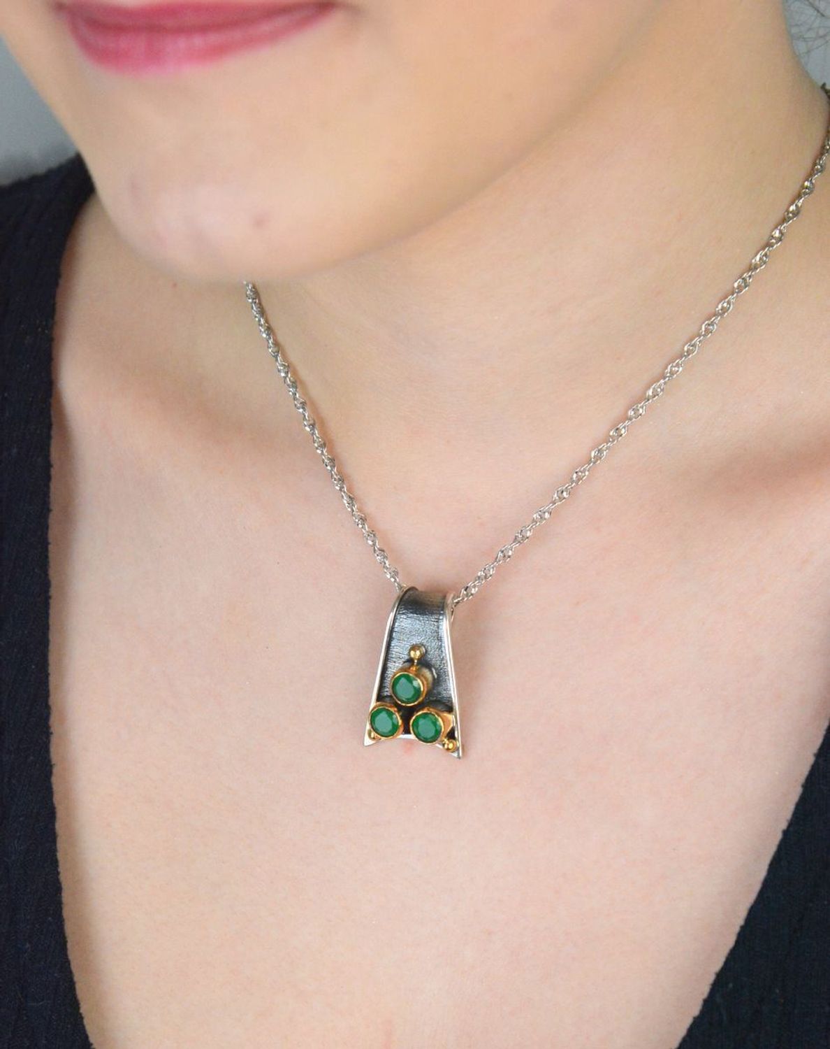 Ekskluzywna srebrna zawieszka geometryczna zdobiona naturalnymi szmaragdami. Próba 925, 9,14 g, długość 3,0 cm, szerokość 2,0 cm. Elegancki i wyrazisty dodatek..jpg