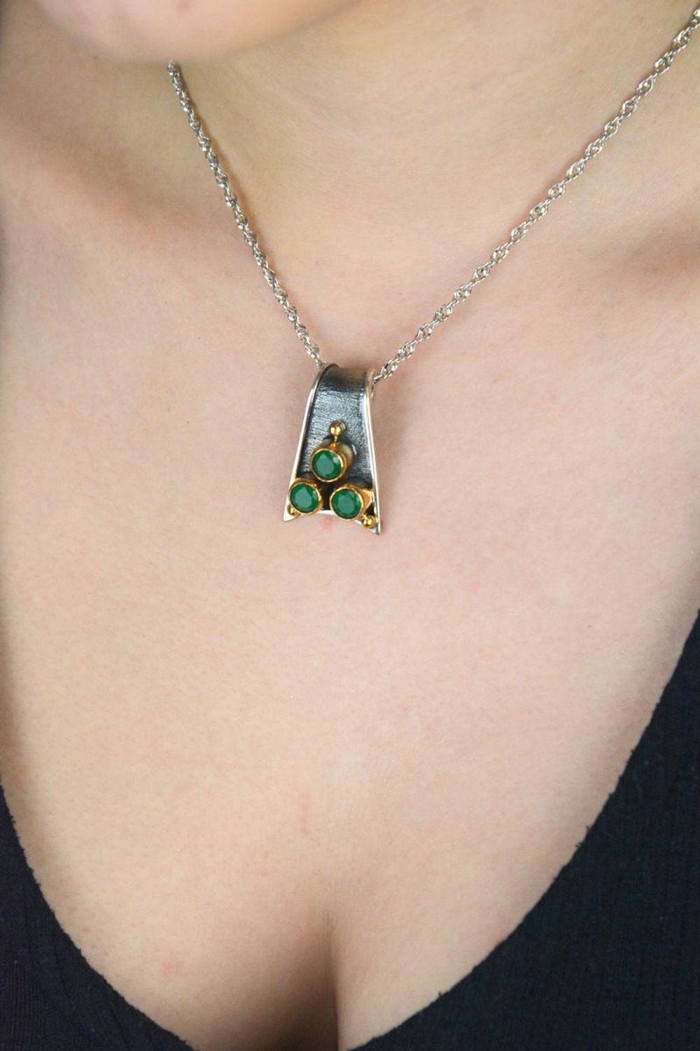 Ekskluzywna srebrna zawieszka geometryczna zdobiona naturalnymi szmaragdami. Próba 925, 9,14 g, długość 3,0 cm, szerokość 2,0 cm. Elegancki i wyrazisty dodatek..jpg