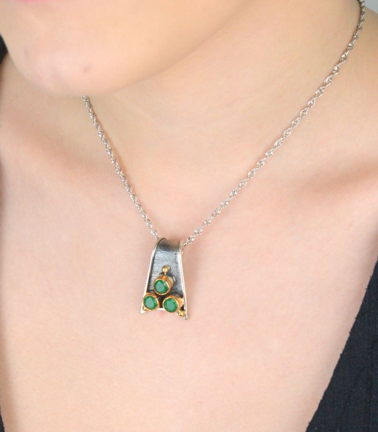 Ekskluzywna srebrna zawieszka geometryczna zdobiona naturalnymi szmaragdami. Próba 925, 9,14 g, długość 3,0 cm, szerokość 2,0 cm. Elegancki i wyrazisty dodatek..jpg