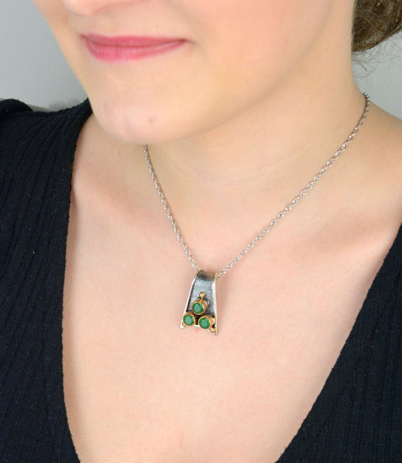 Ekskluzywna srebrna zawieszka geometryczna zdobiona naturalnymi szmaragdami. Próba 925, 9,14 g, długość 3,0 cm, szerokość 2,0 cm. Elegancki i wyrazisty dodatek..jpg