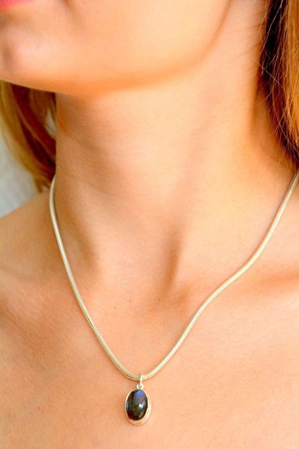 Srebrna zawieszka z kamieniem naturalnym labradoryt o owalnym kształcie DIA-ZAW-10129-925. Srebrna zawieszka damska. Srebrna zawieszka owalna. Zawieszka srebrna idealna na prezent. Srebrna zawieszka z kamieniem naturalnym. Sre.jpg