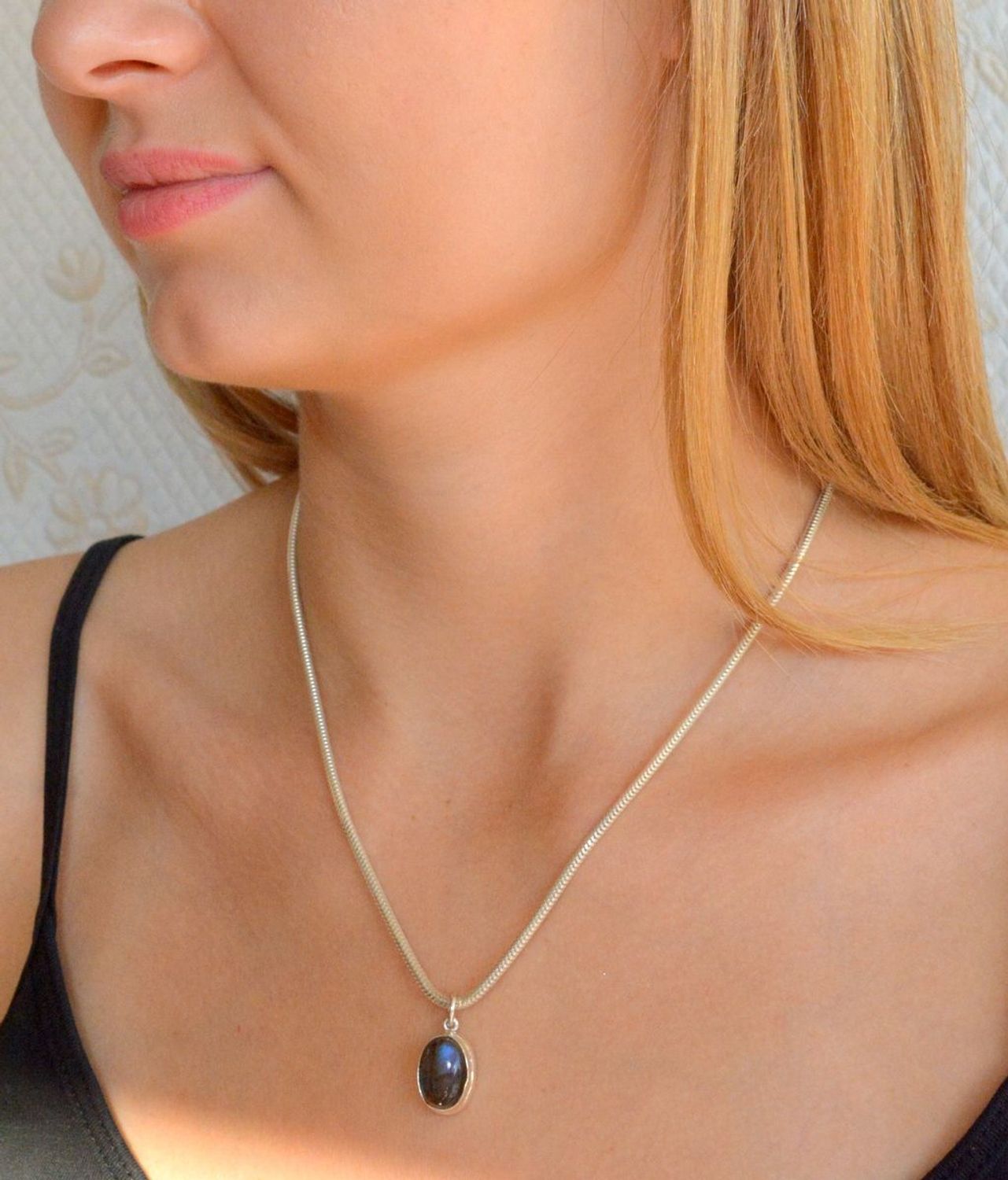 Srebrna zawieszka z kamieniem naturalnym labradoryt o owalnym kształcie DIA-ZAW-10129-925. Srebrna zawieszka damska. Srebrna zawieszka owalna. Zawieszka srebrna idealna na prezent. Srebrna zawieszka z kamieniem naturalnym. Sre.jpg