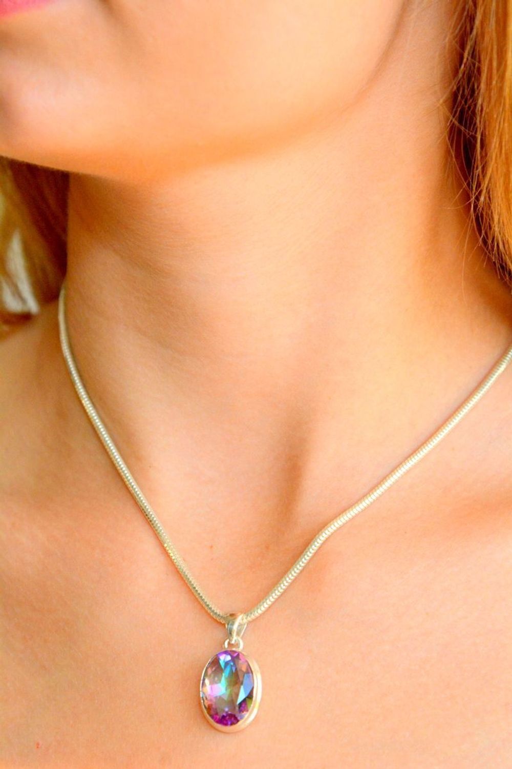 Srebrna zawieszka damska z cyrkonią w odcieniach fioletu DIA-ZAW-10133-925. Srebrna zawieszka damska. Srebrna zawieszka owalna. Zawieszka srebrna idealna na prezent. Srebrna zawieszka z cyrkonią..jpg