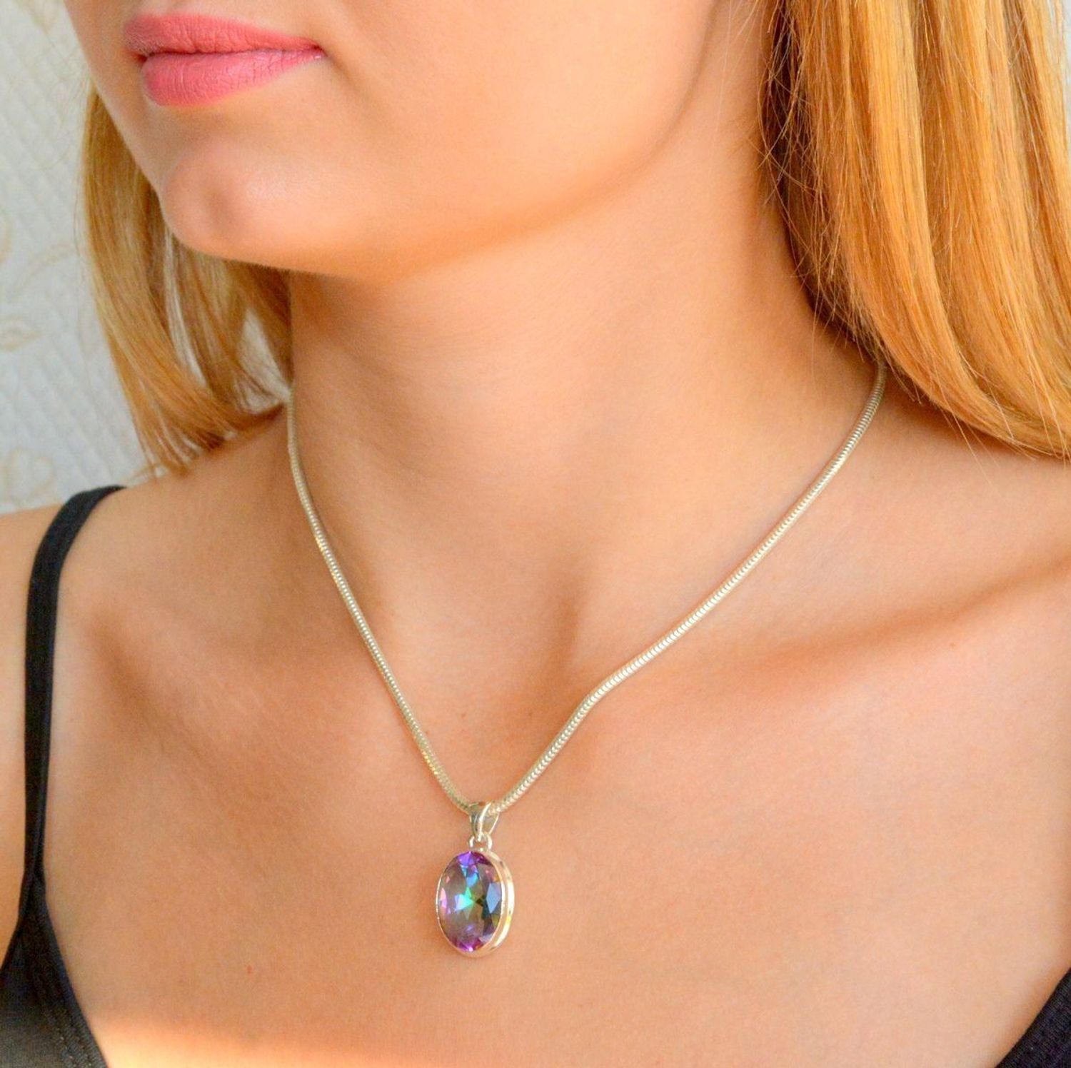 Srebrna zawieszka damska z cyrkonią w odcieniach fioletu DIA-ZAW-10133-925. Srebrna zawieszka damska. Srebrna zawieszka owalna. Zawieszka srebrna idealna na prezent. Srebrna zawieszka z cyrkonią..jpg